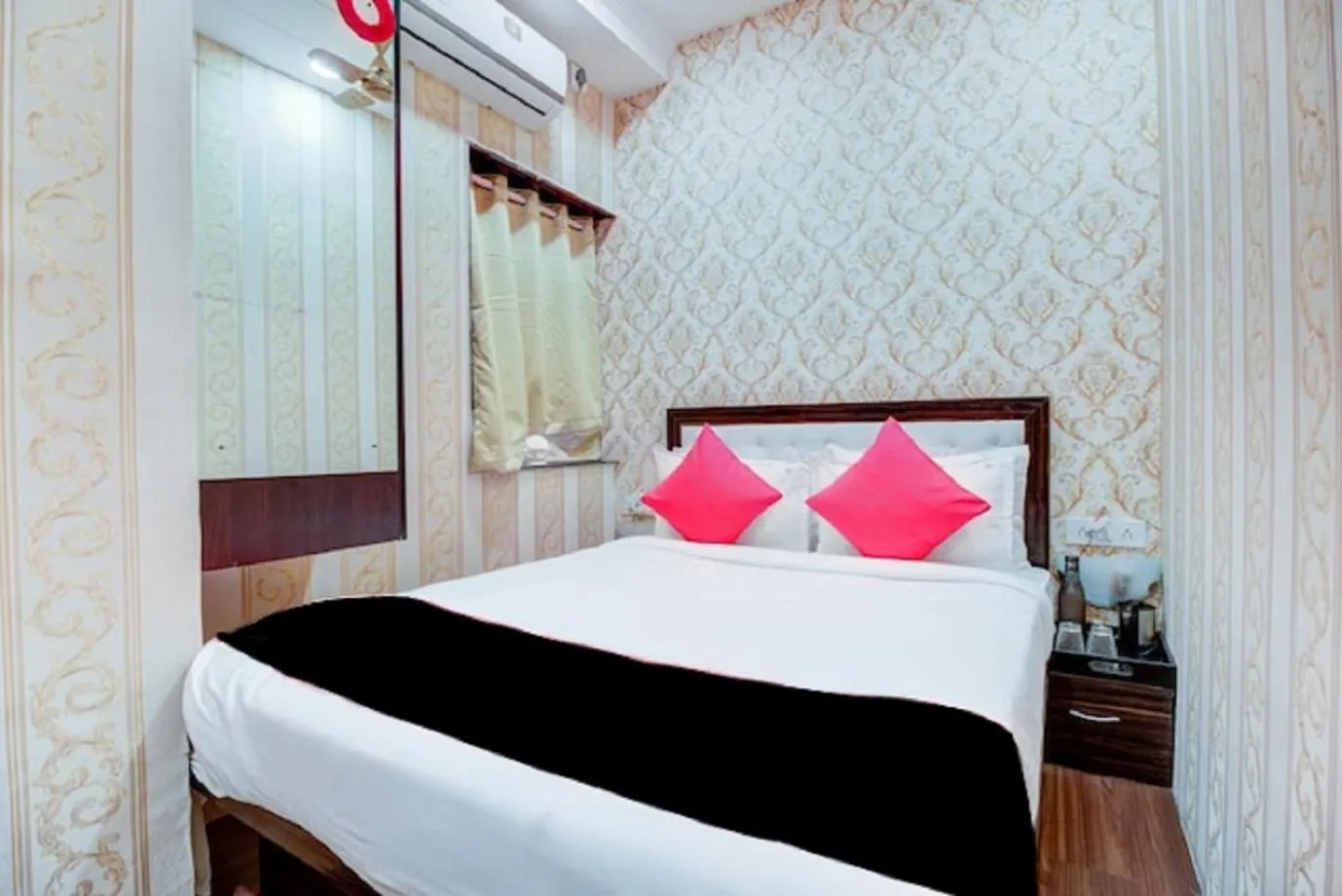 Bed in Hotel De Classico Juhu