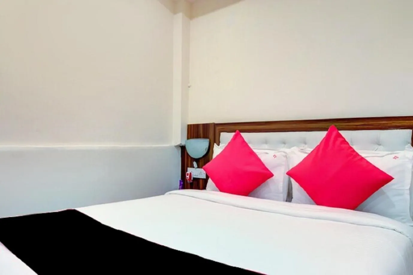 Bed in Hotel De Classico Juhu