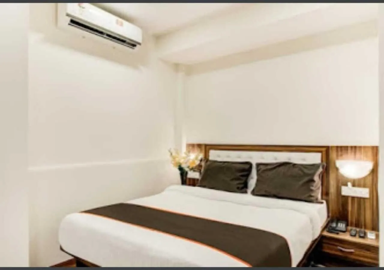 Bedroom, Bed in Hotel De Classico Juhu