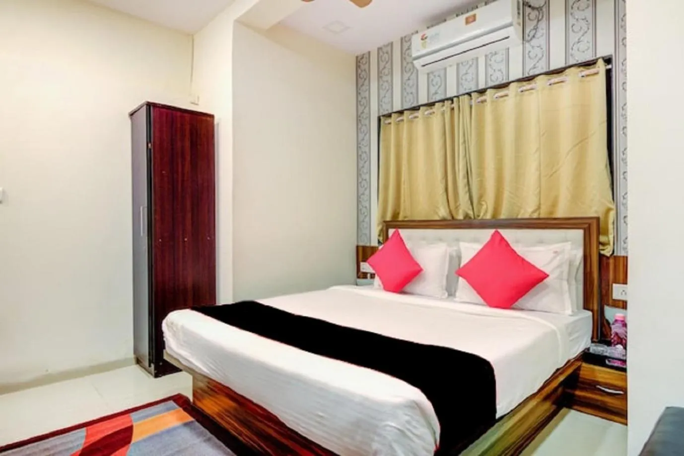 Bed in Hotel De Classico Juhu