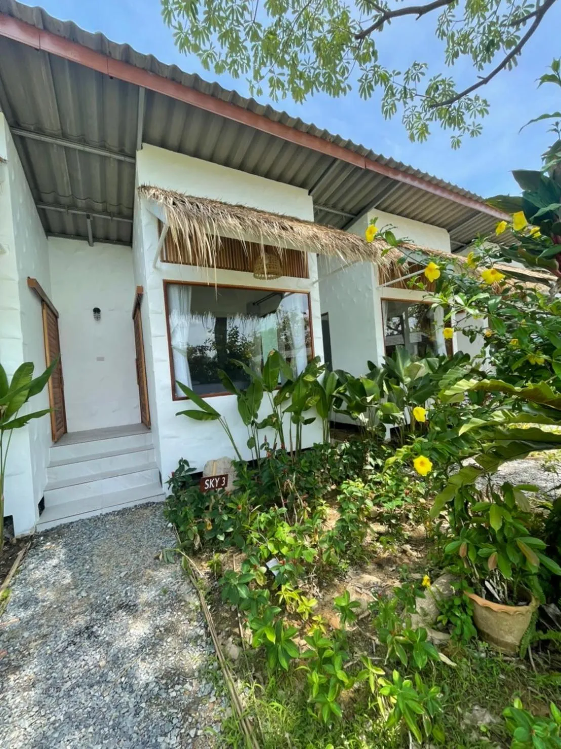 Garden in Issara Beach Resort Beachfront