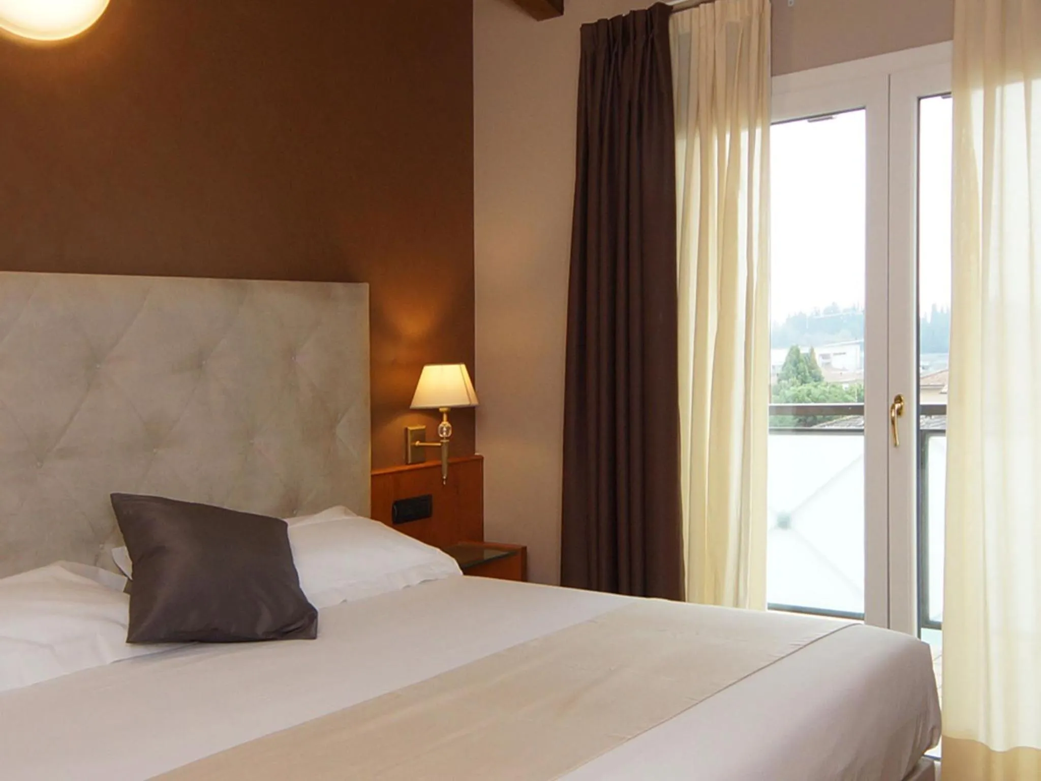 Shower, Bed in Hotel Clarin 14 by Dori