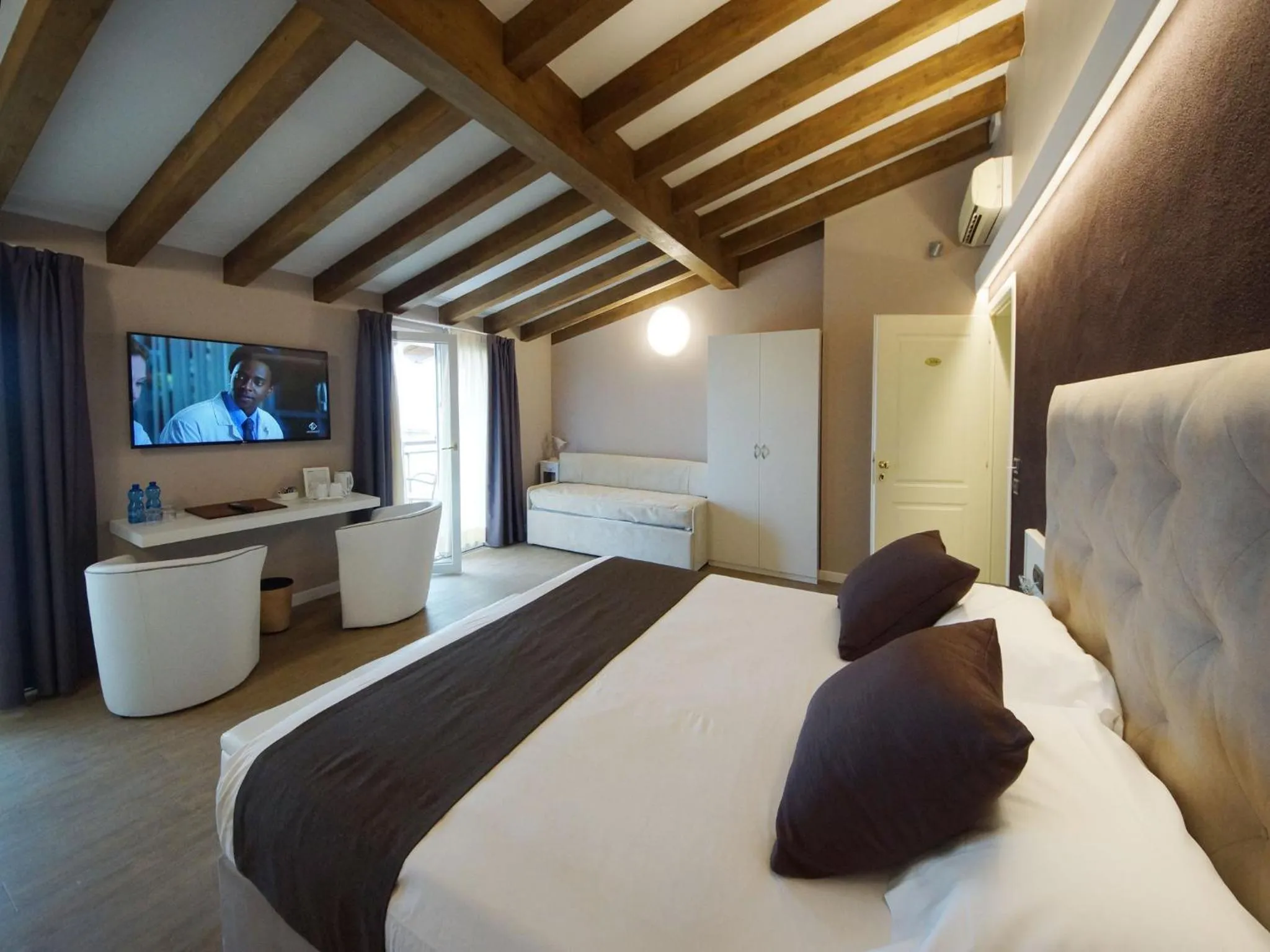 Shower, Bed in Hotel Clarin 14 by Dori