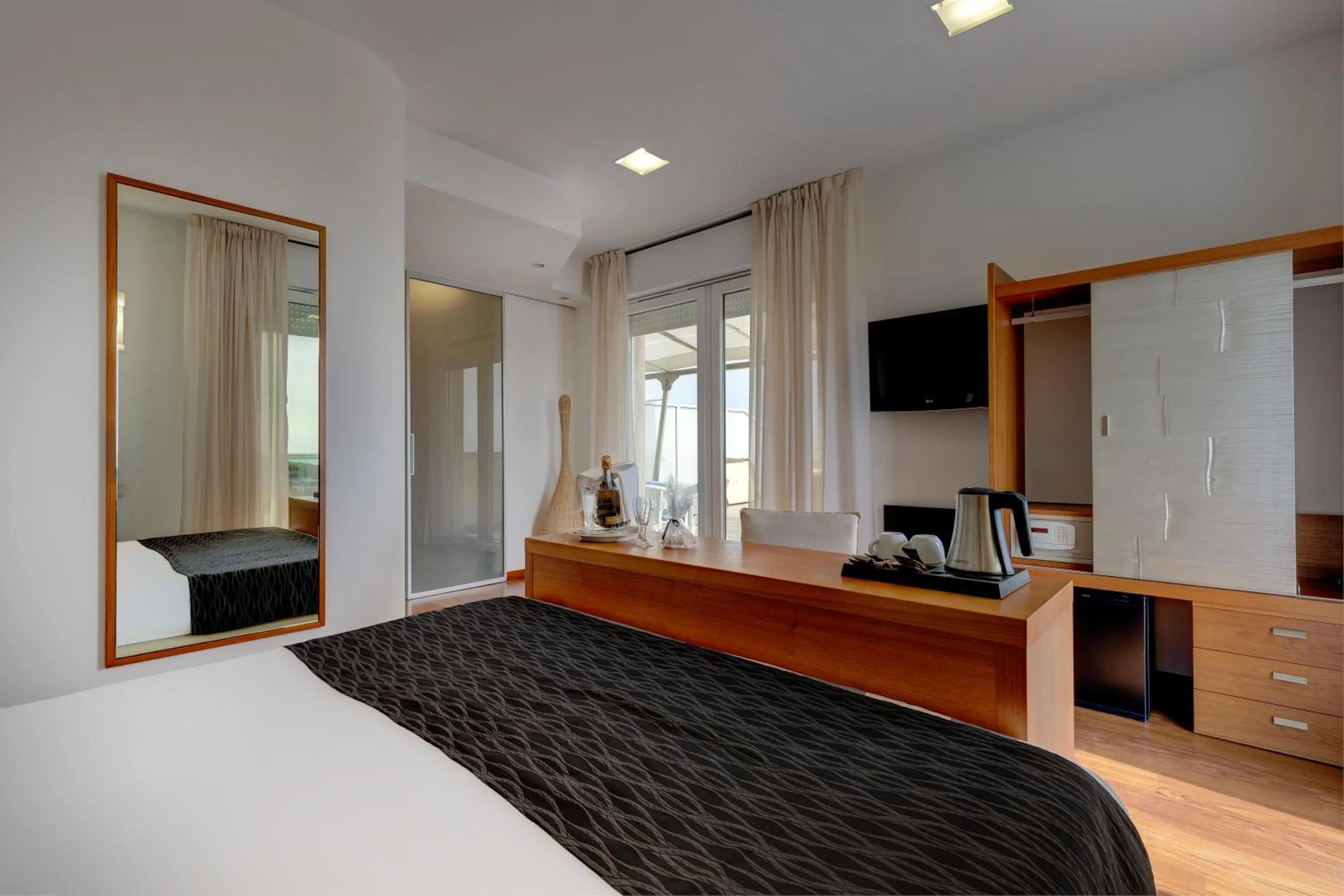 View (from property/room), Bed in Park Hotel Ermitage Resort & Spa