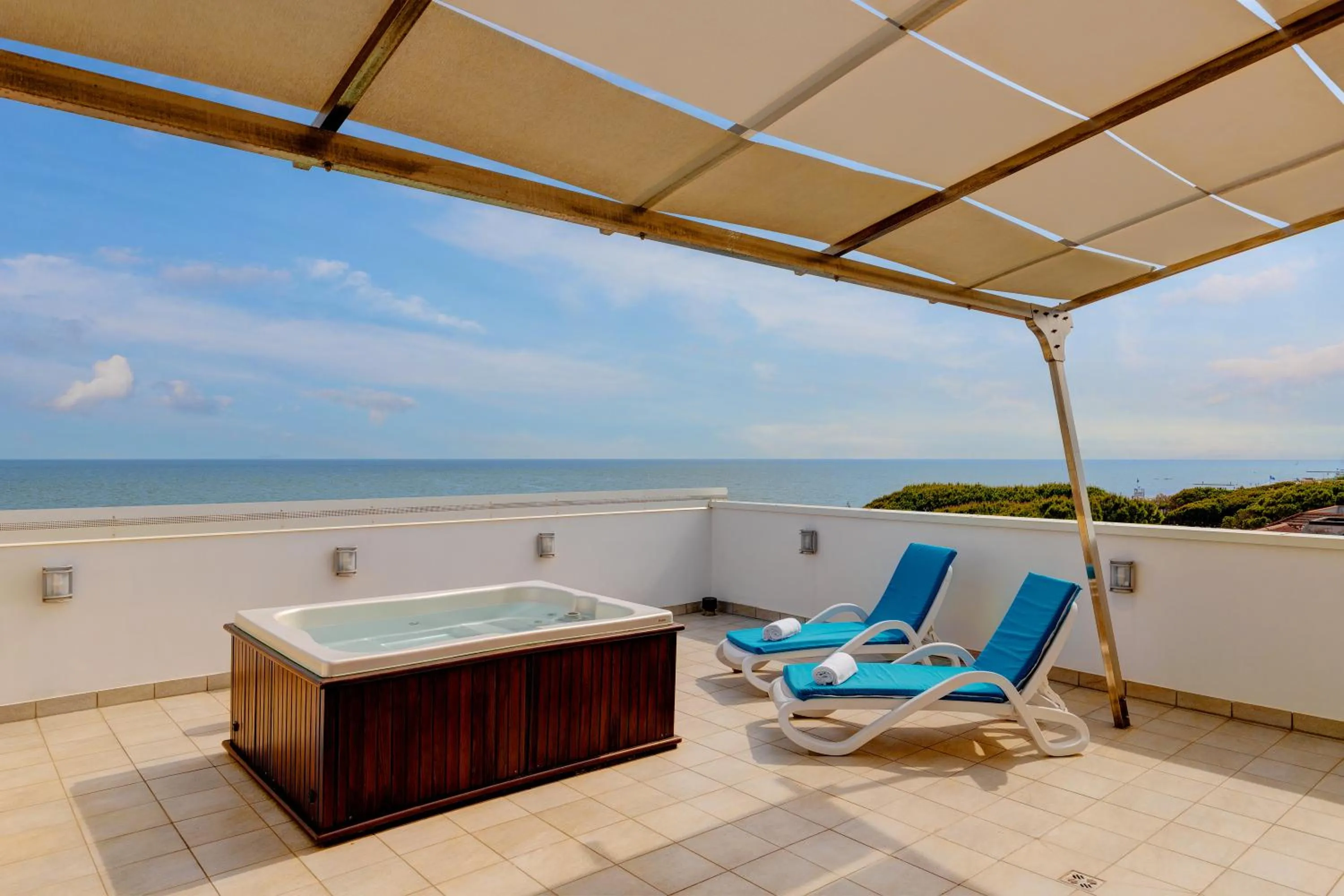 Hot Tub in Park Hotel Ermitage Resort & Spa