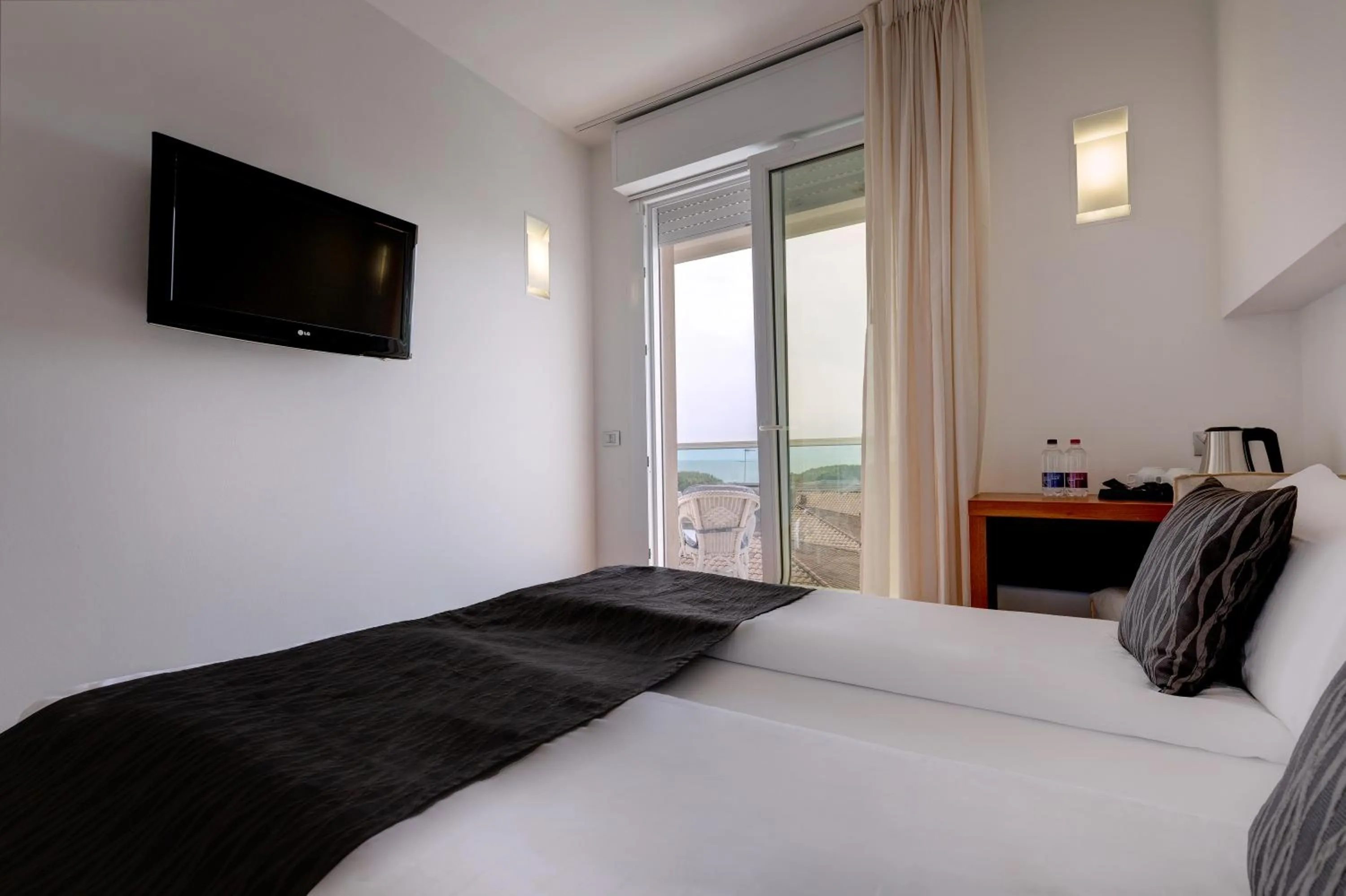 View (from property/room), Bed in Park Hotel Ermitage Resort & Spa