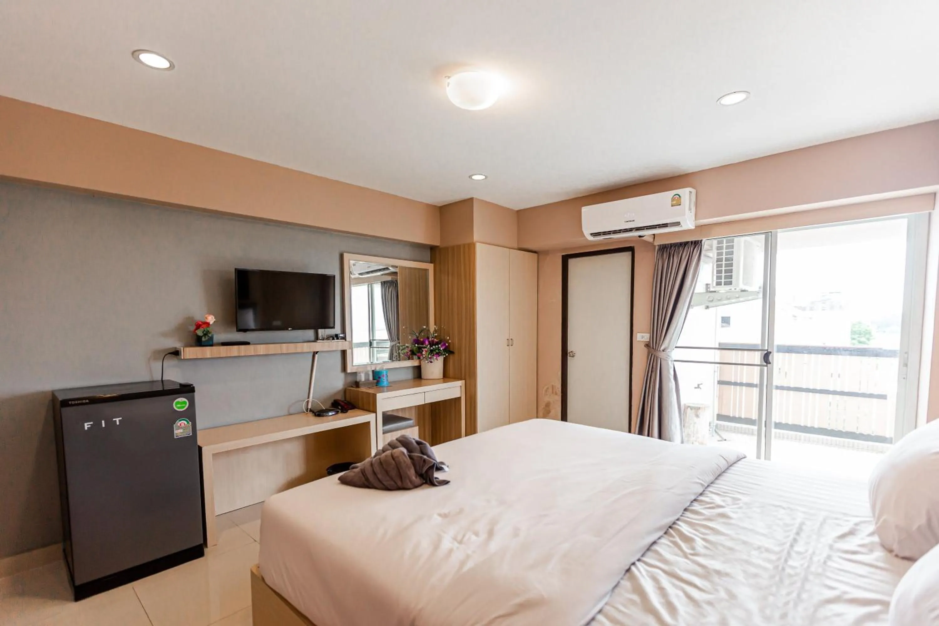 Bedroom, Bed in Latin Garden Hotel