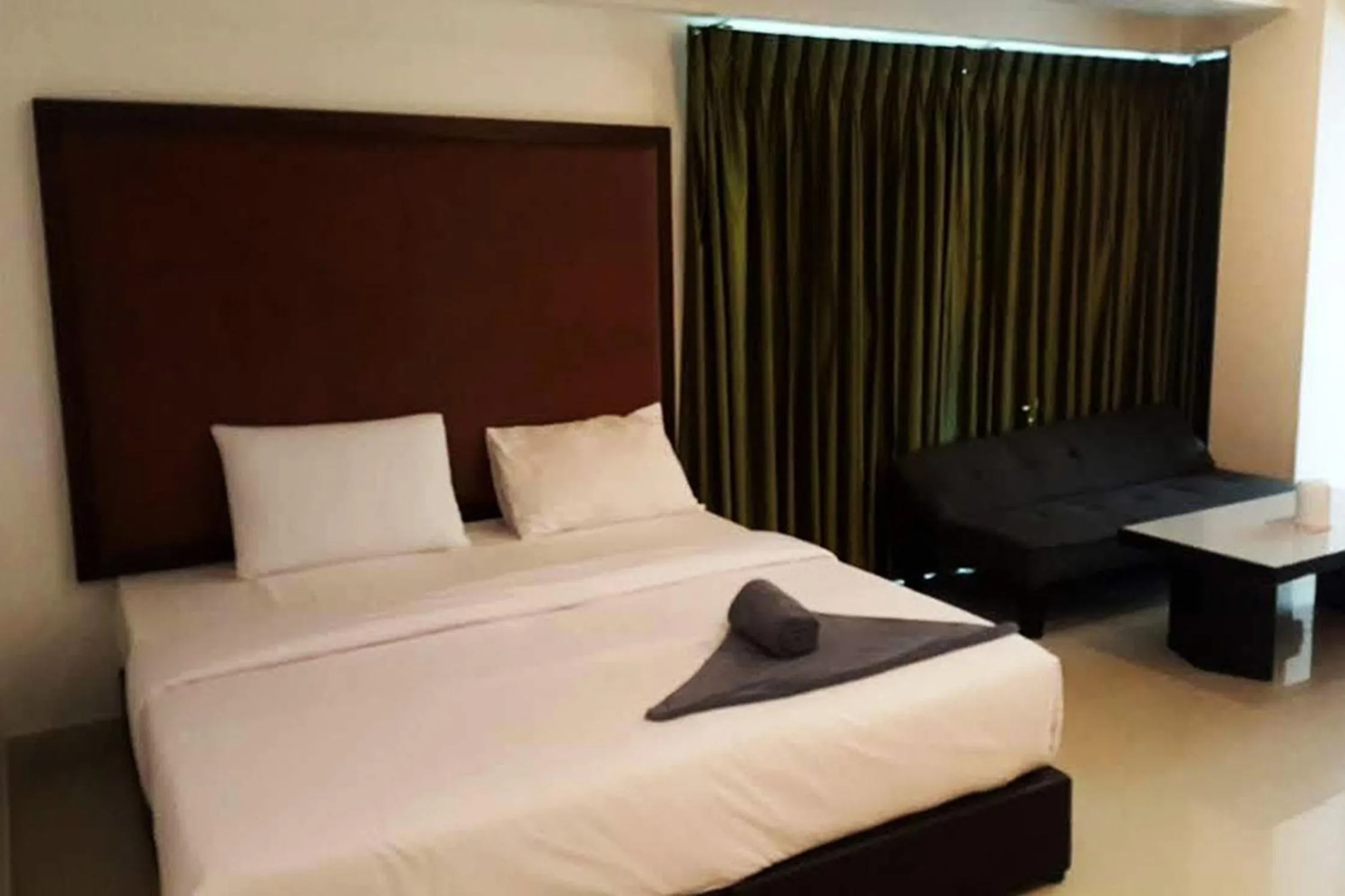 Bed in Latin Garden Hotel