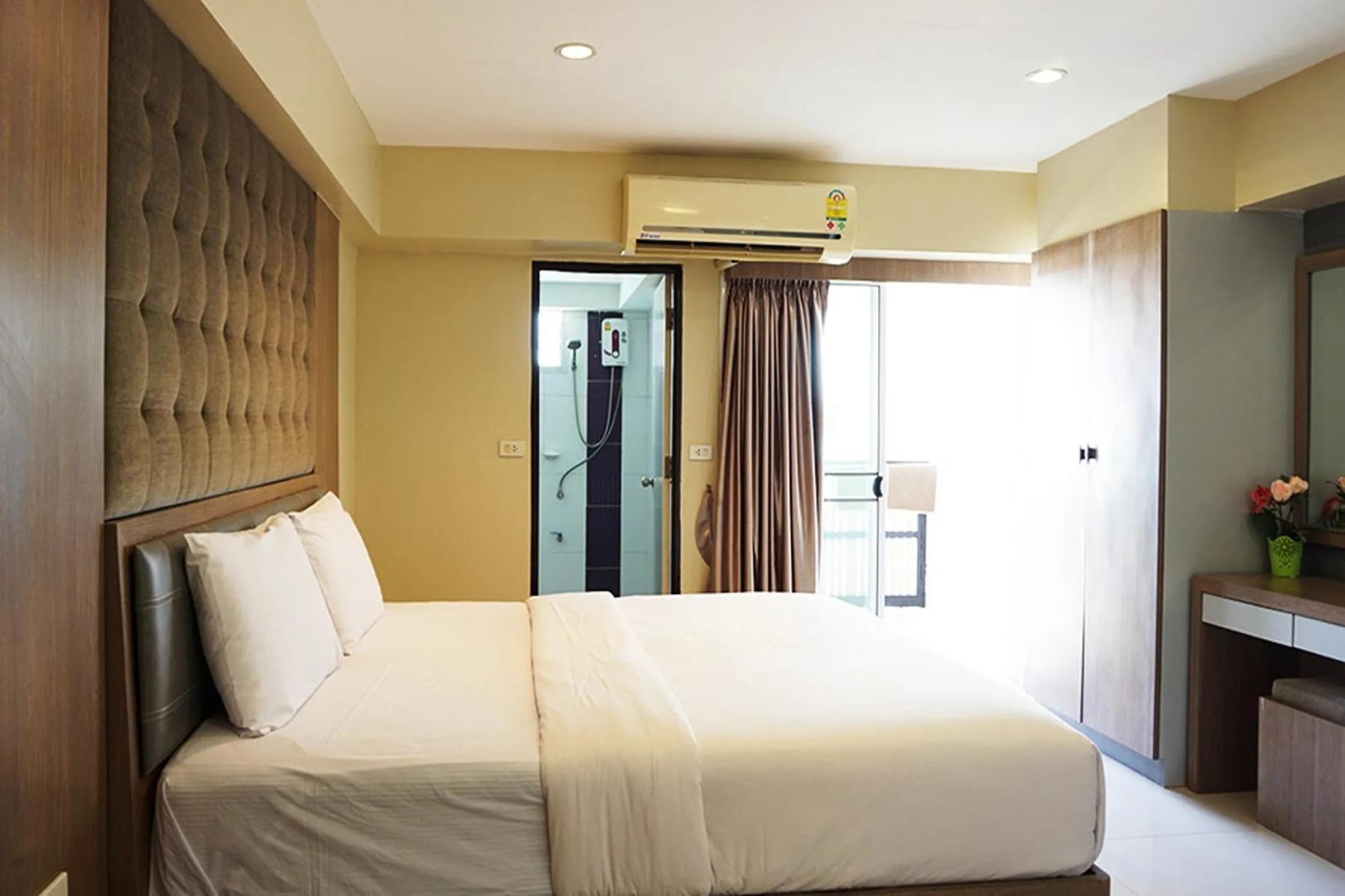 Bedroom, Bed in Latin Garden Hotel