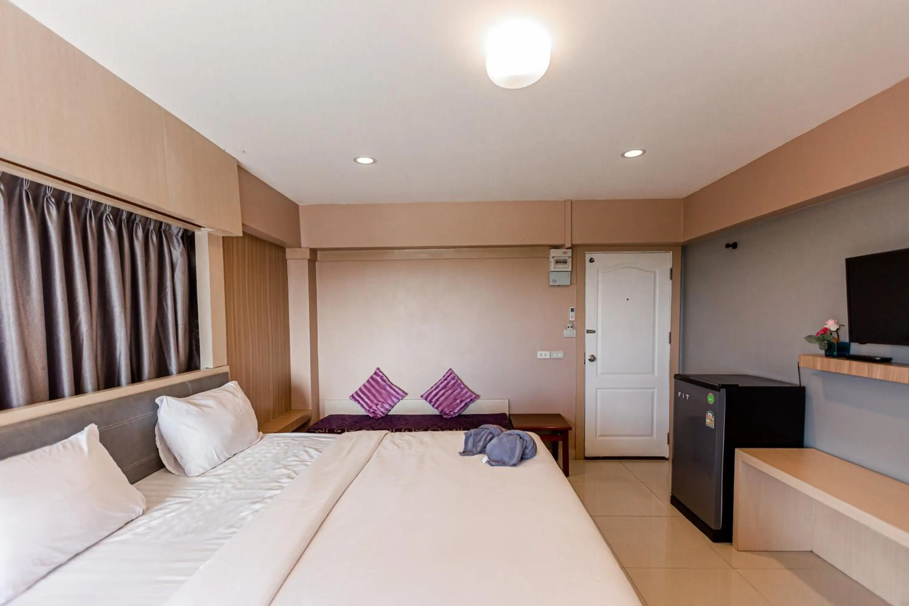 Bedroom, Bed in Latin Garden Hotel