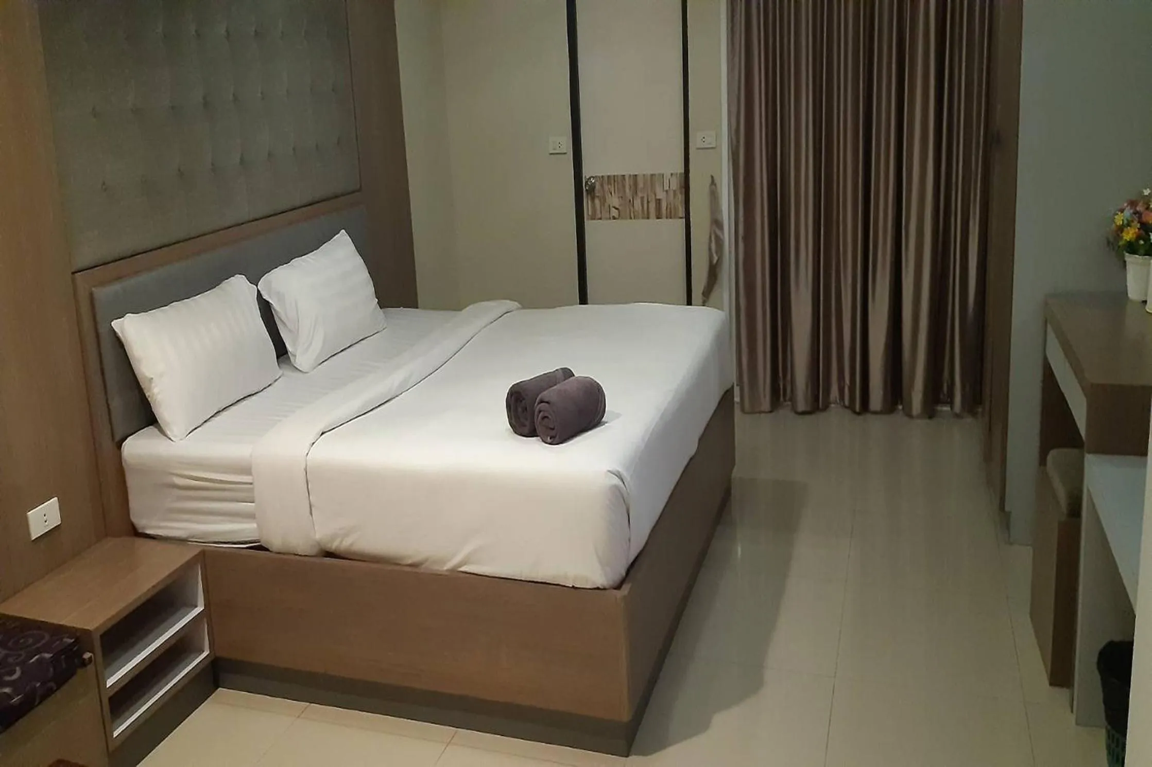 Bedroom, Bed in Latin Garden Hotel