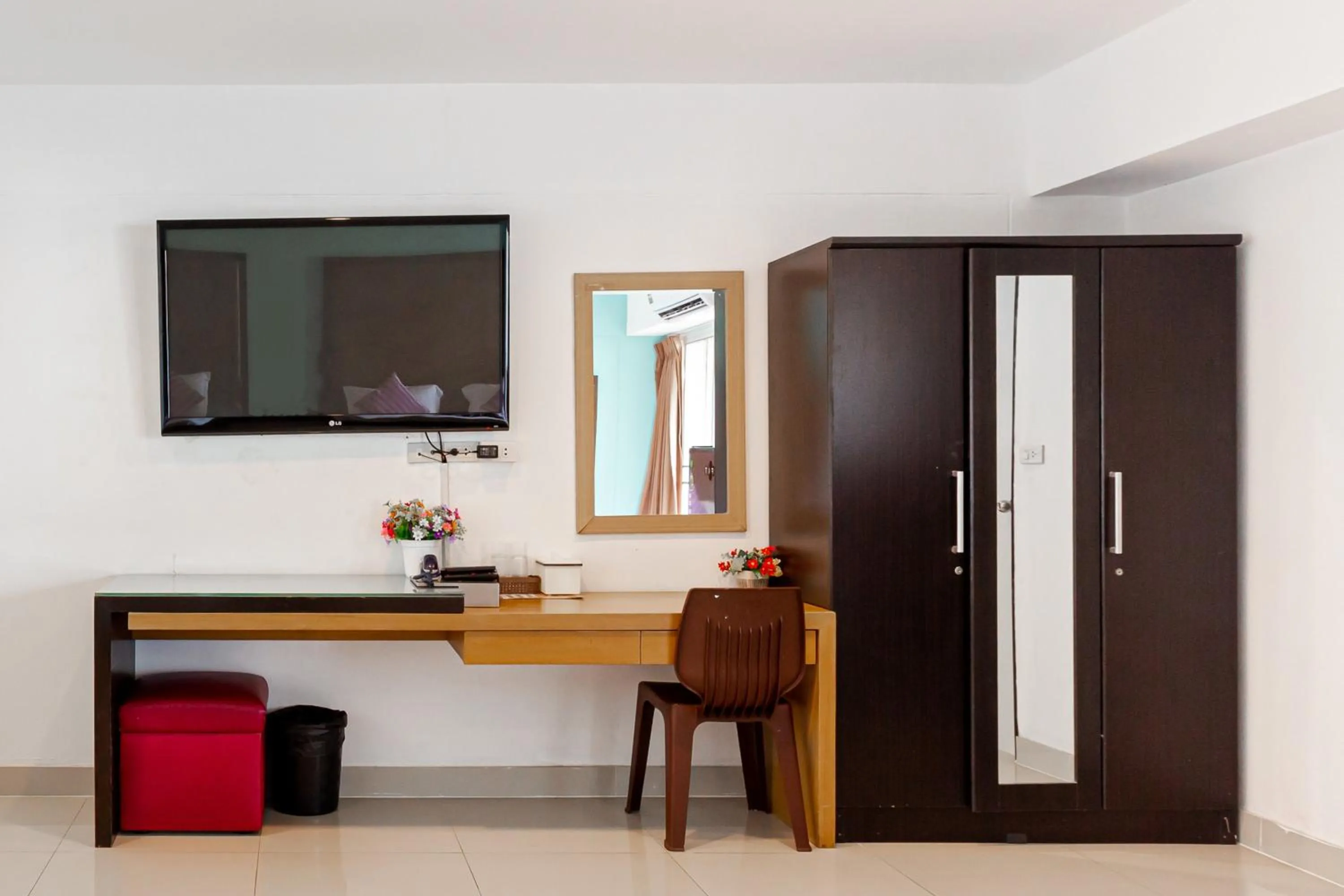 TV and multimedia in Latin Garden Hotel