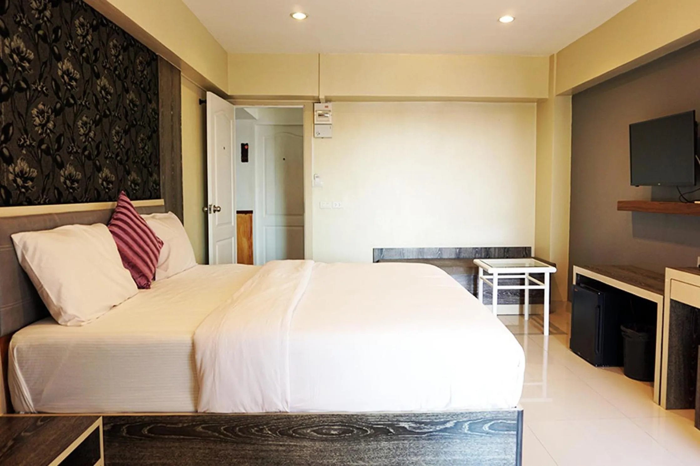 Bedroom, Bed in Latin Garden Hotel