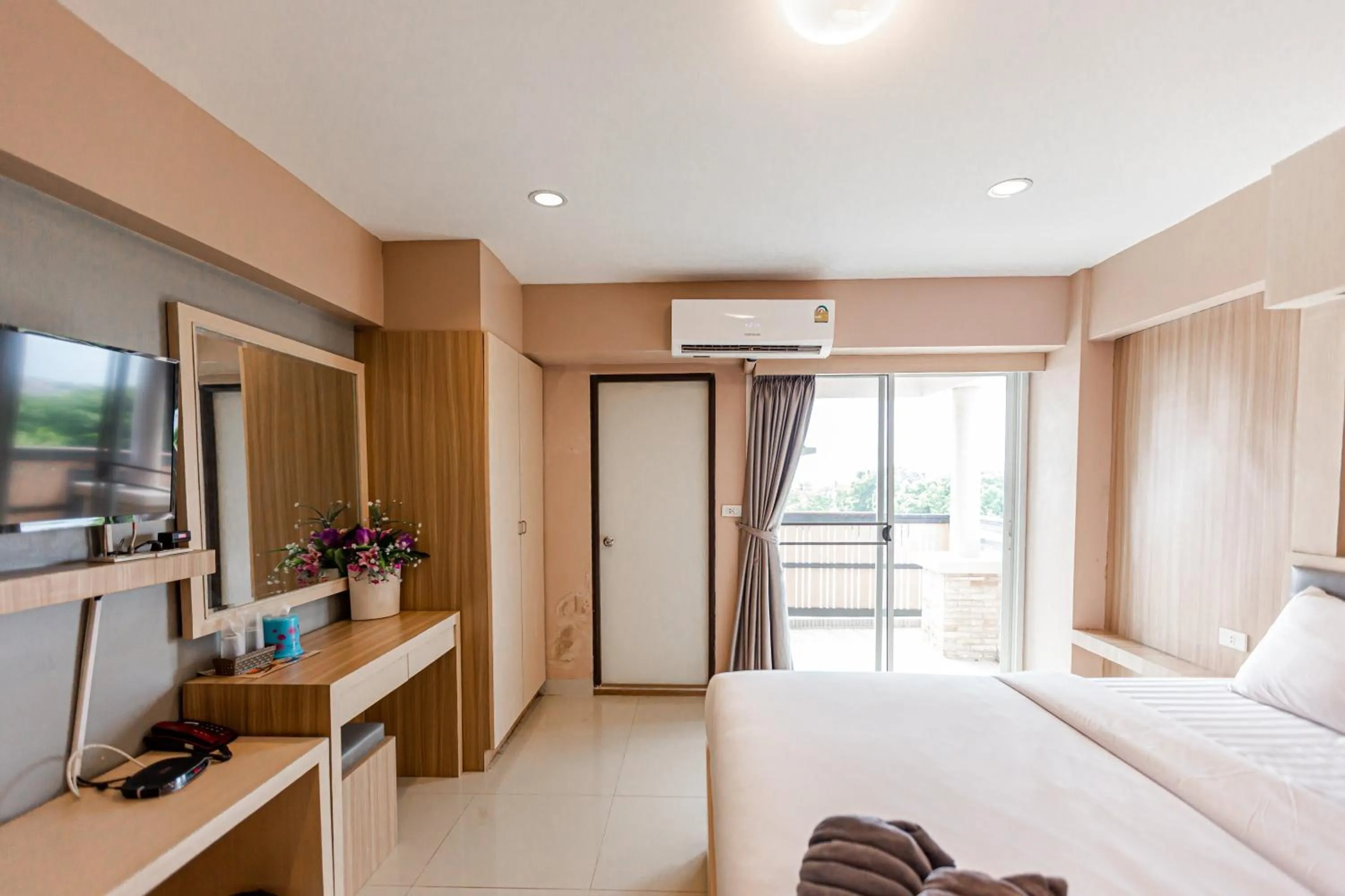 Bedroom, Bed in Latin Garden Hotel