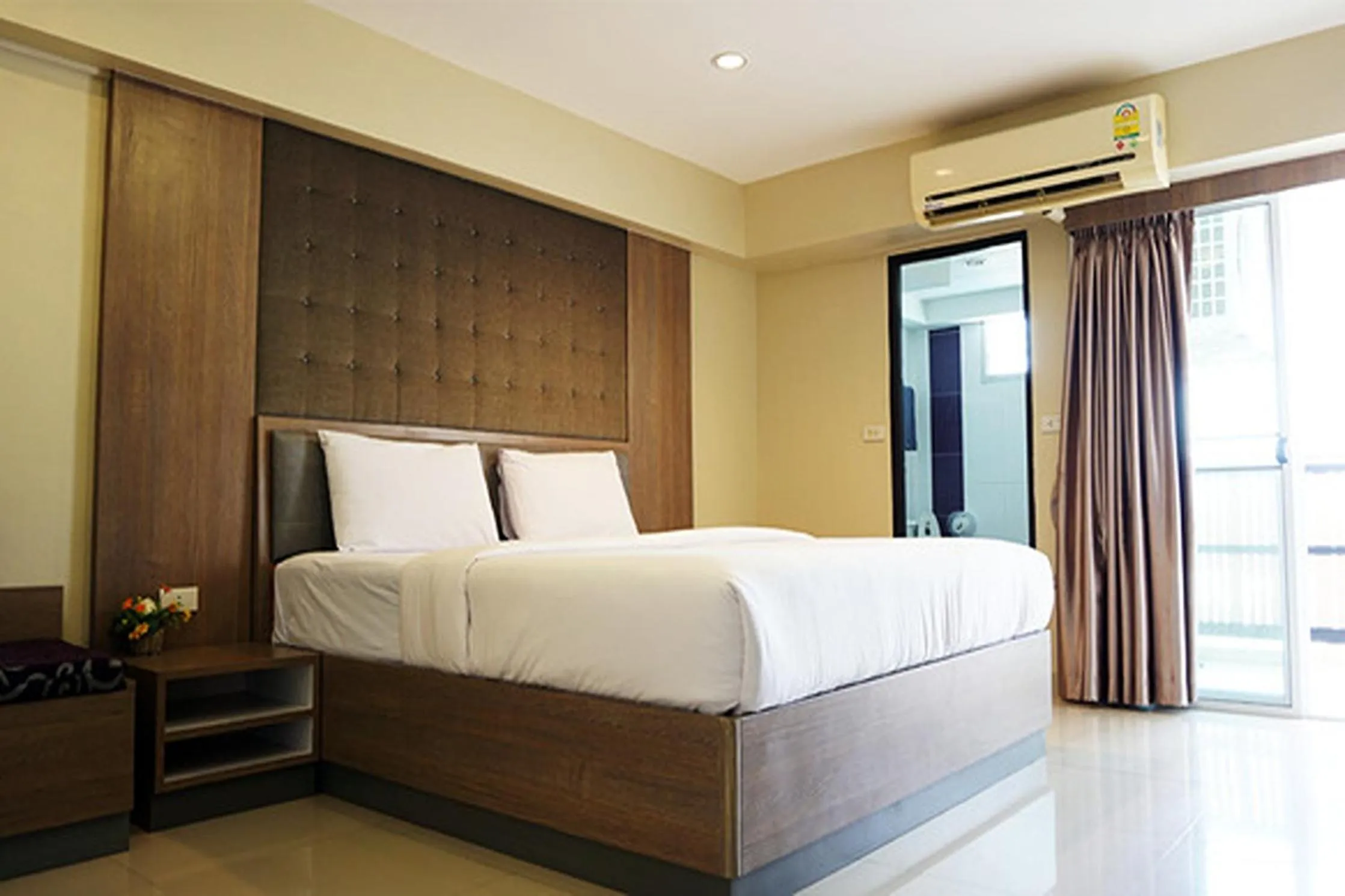 Bedroom, Bed in Latin Garden Hotel