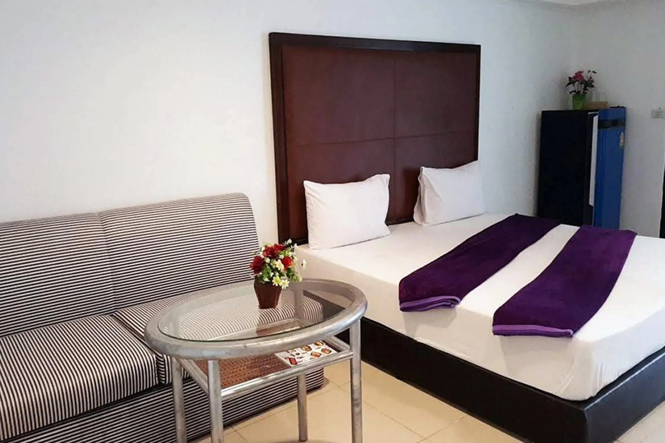 Bed in Latin Garden Hotel