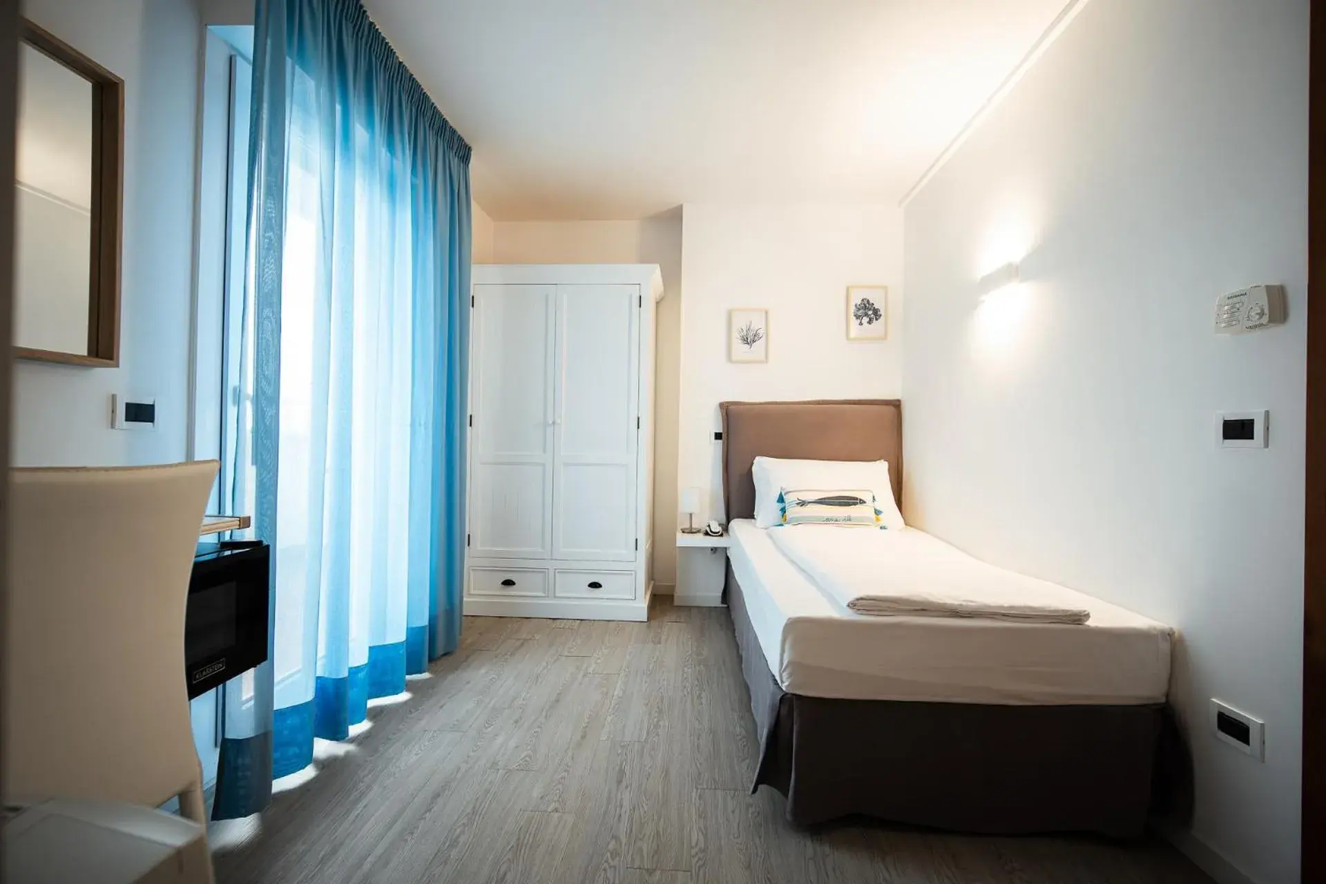 Comfort Single Room in Hotel Niagara Comfort Single Room in Hotel Niagara