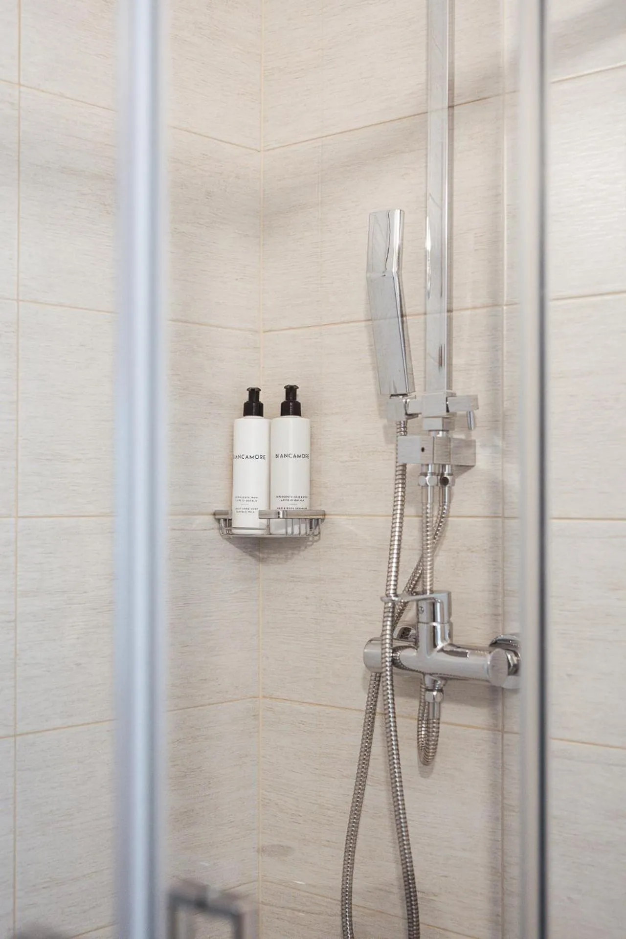 Shower in Hotel Niagara