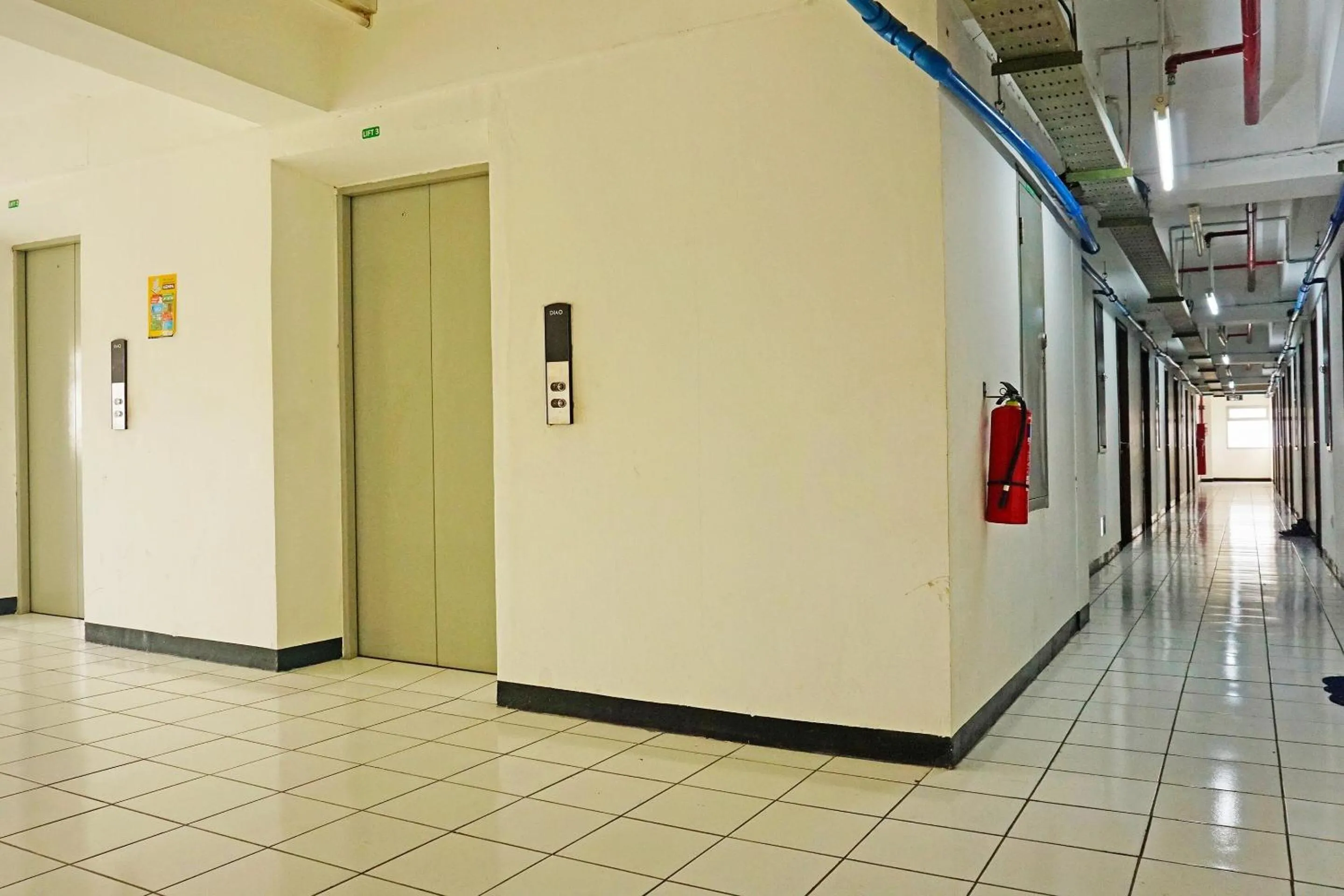 Lobby or reception in OYO 91593 San San Rooms Apartment Gunung Putri Square