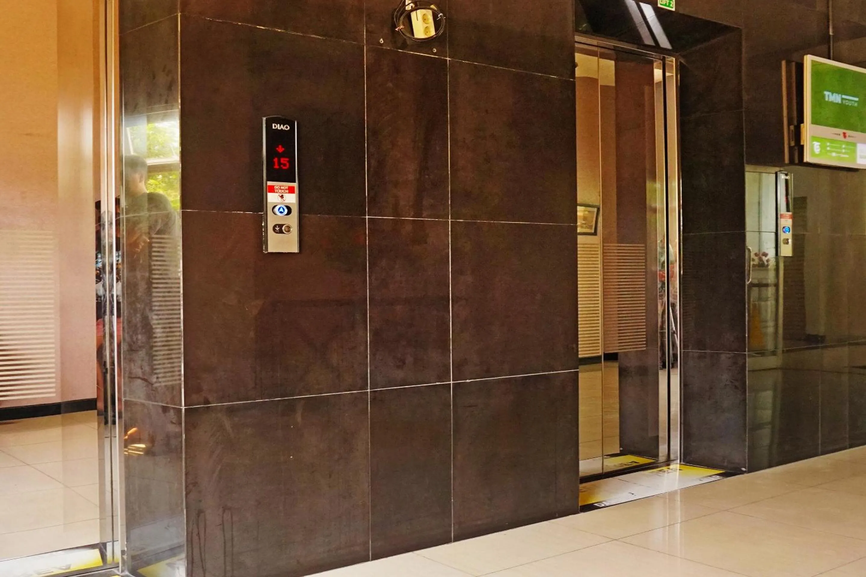 Lobby or reception in OYO 91593 San San Rooms Apartment Gunung Putri Square