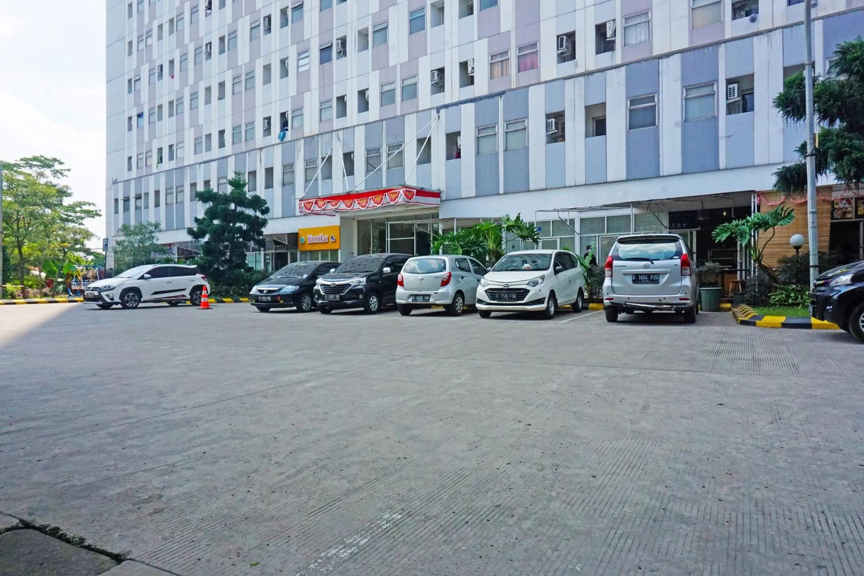 Facade/entrance in OYO 91593 San San Rooms Apartment Gunung Putri Square