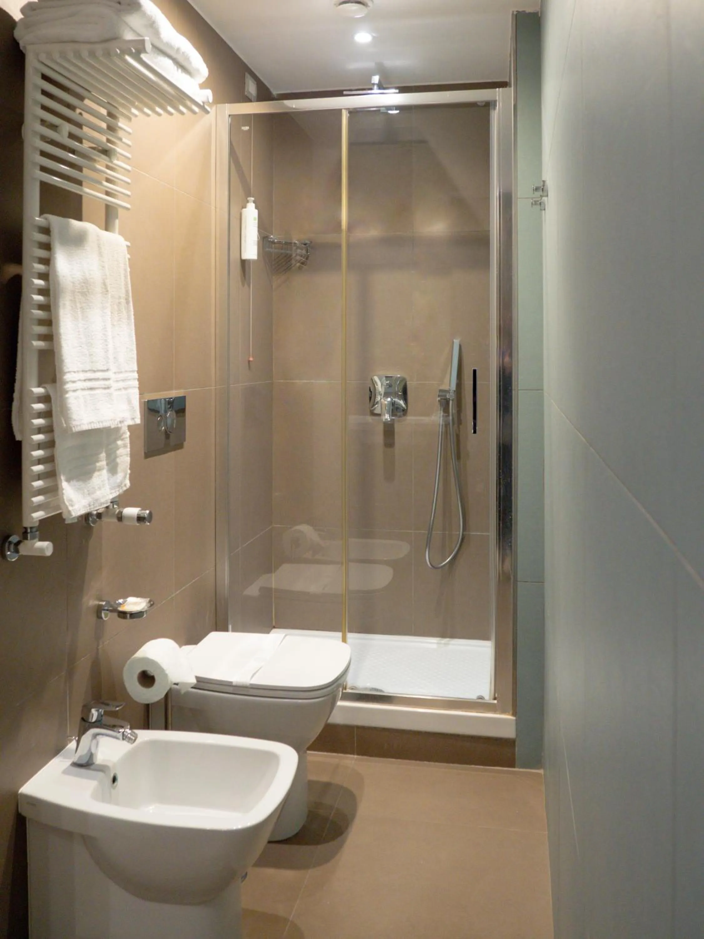 Shower in Hotel Marad
