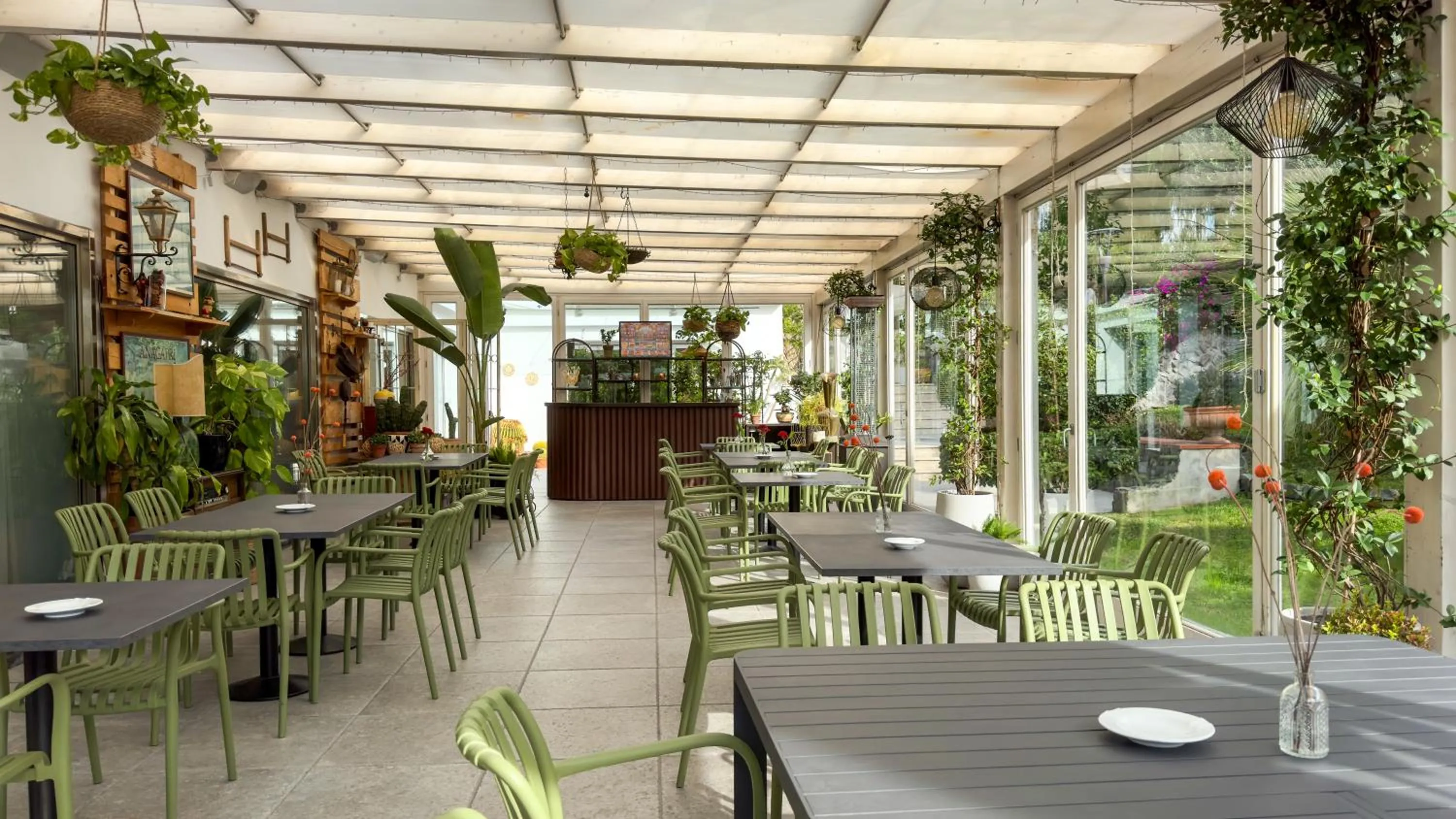 Restaurant/places to eat in Hotel Marad