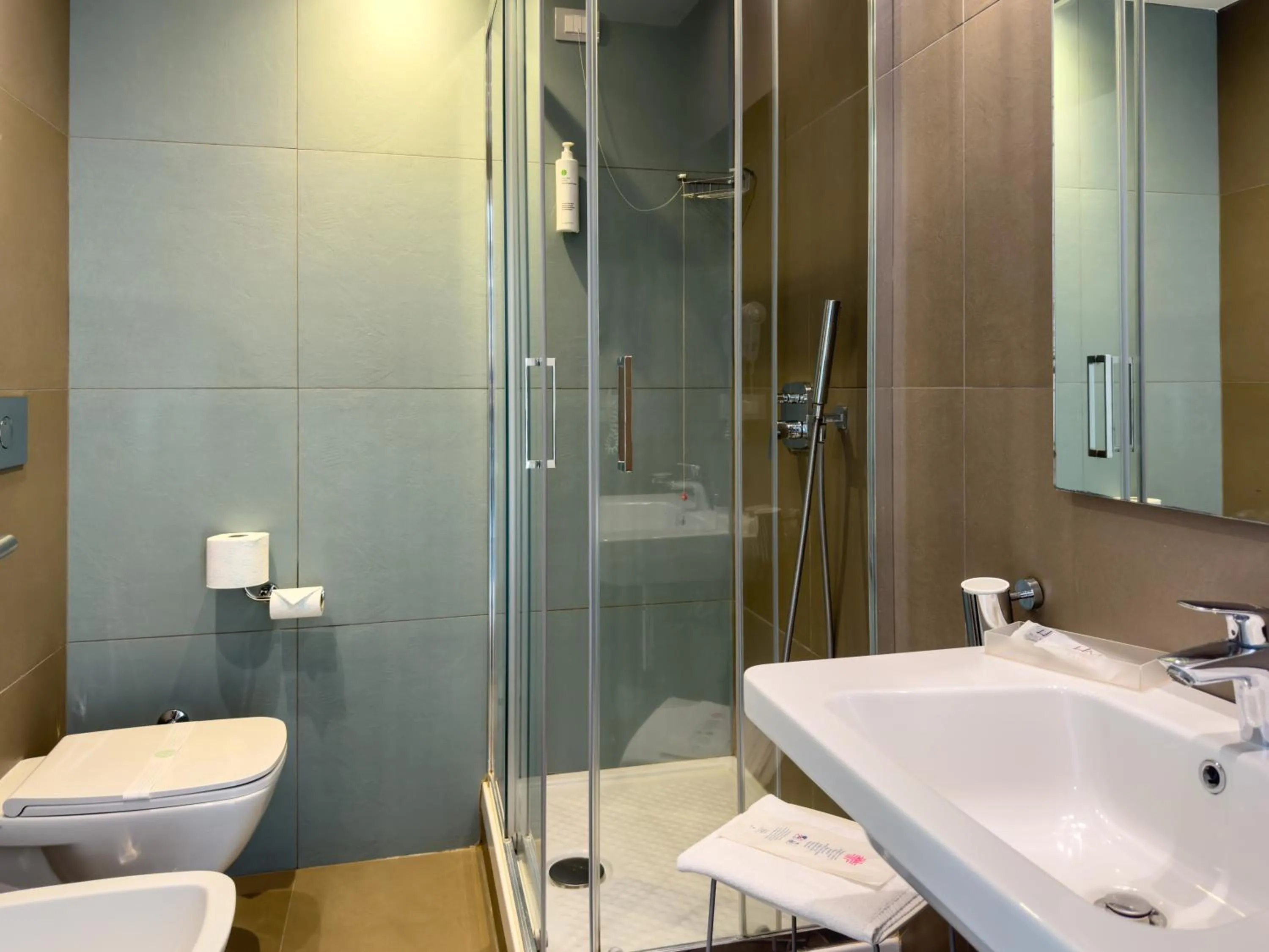 Shower in Hotel Marad