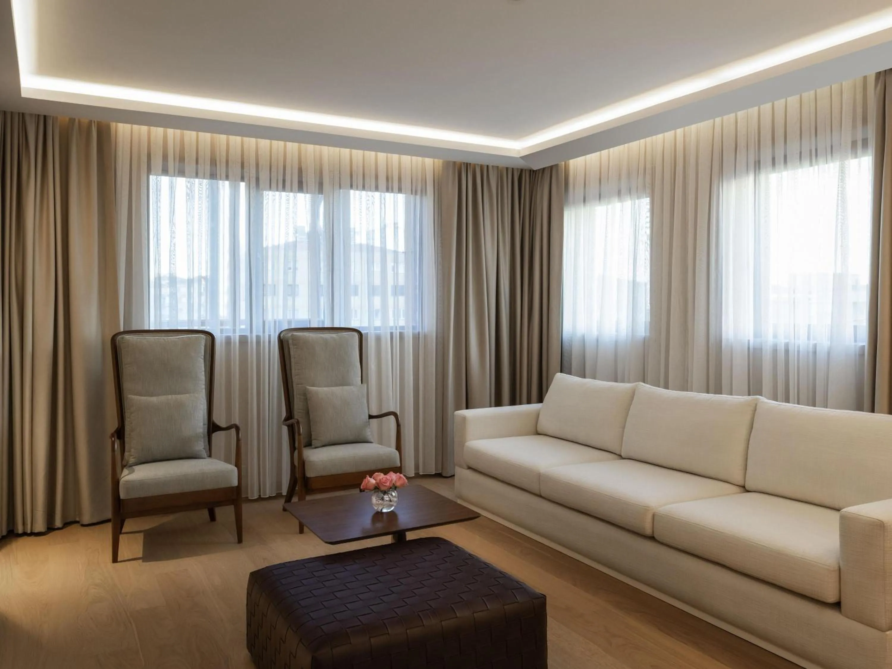 Photo of the whole room in Mövenpick Hotel Istanbul Bosphorus