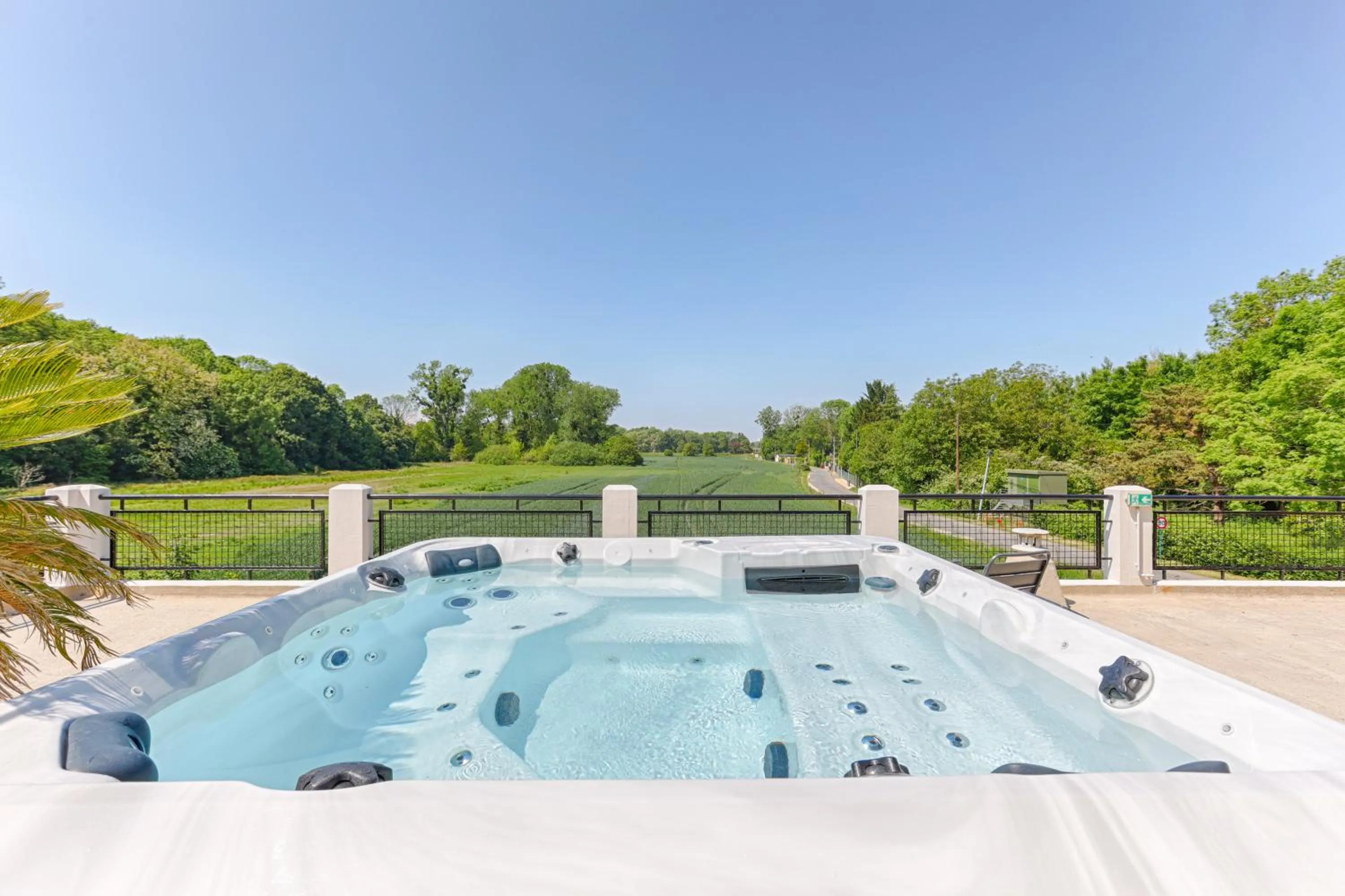 Hot Spring Bath in La Coudraie - Proche de Disneyland