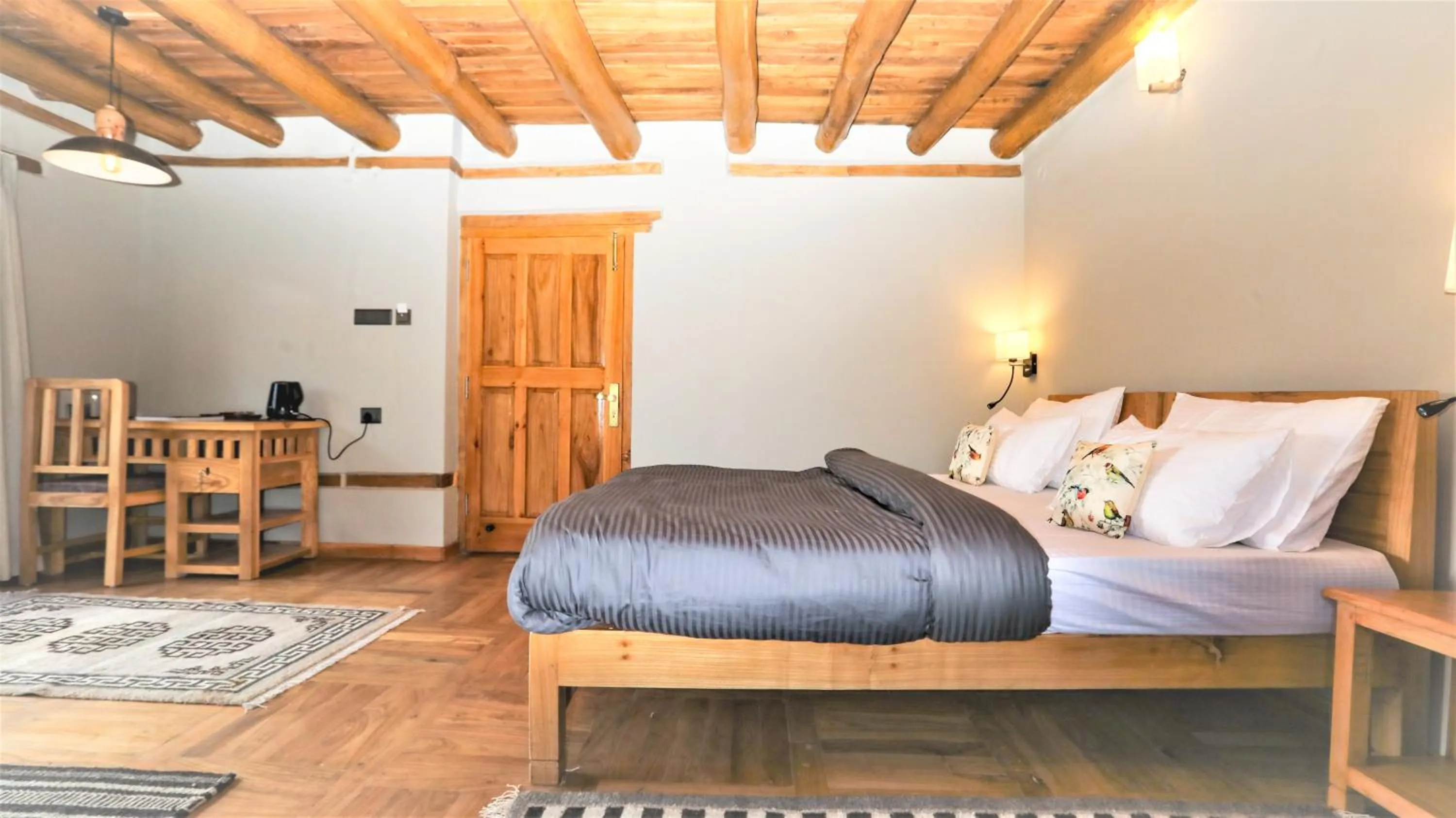 Photo of the whole room, Bed in Dakpa House Ladakh