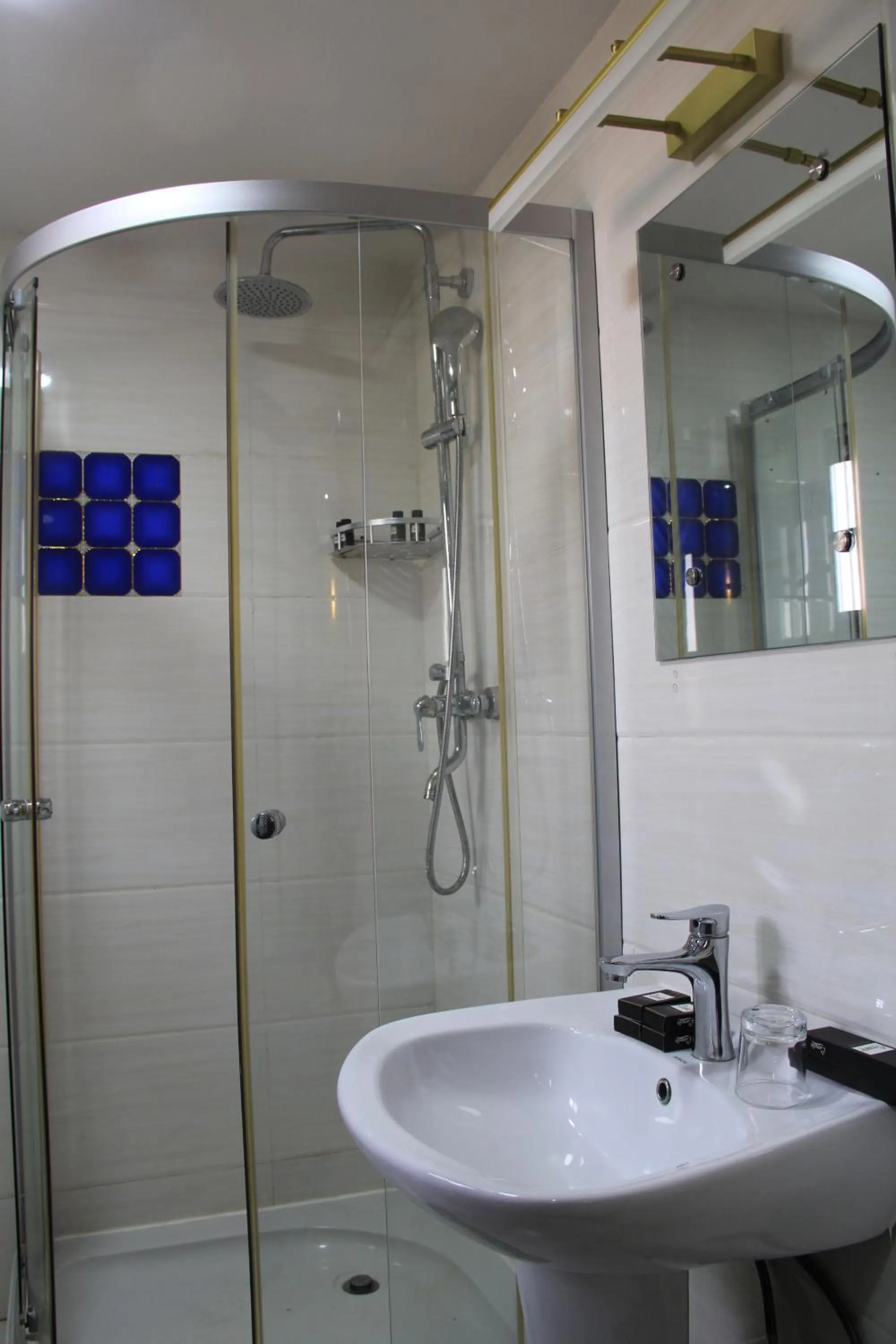 Shower in Canwin Hotel