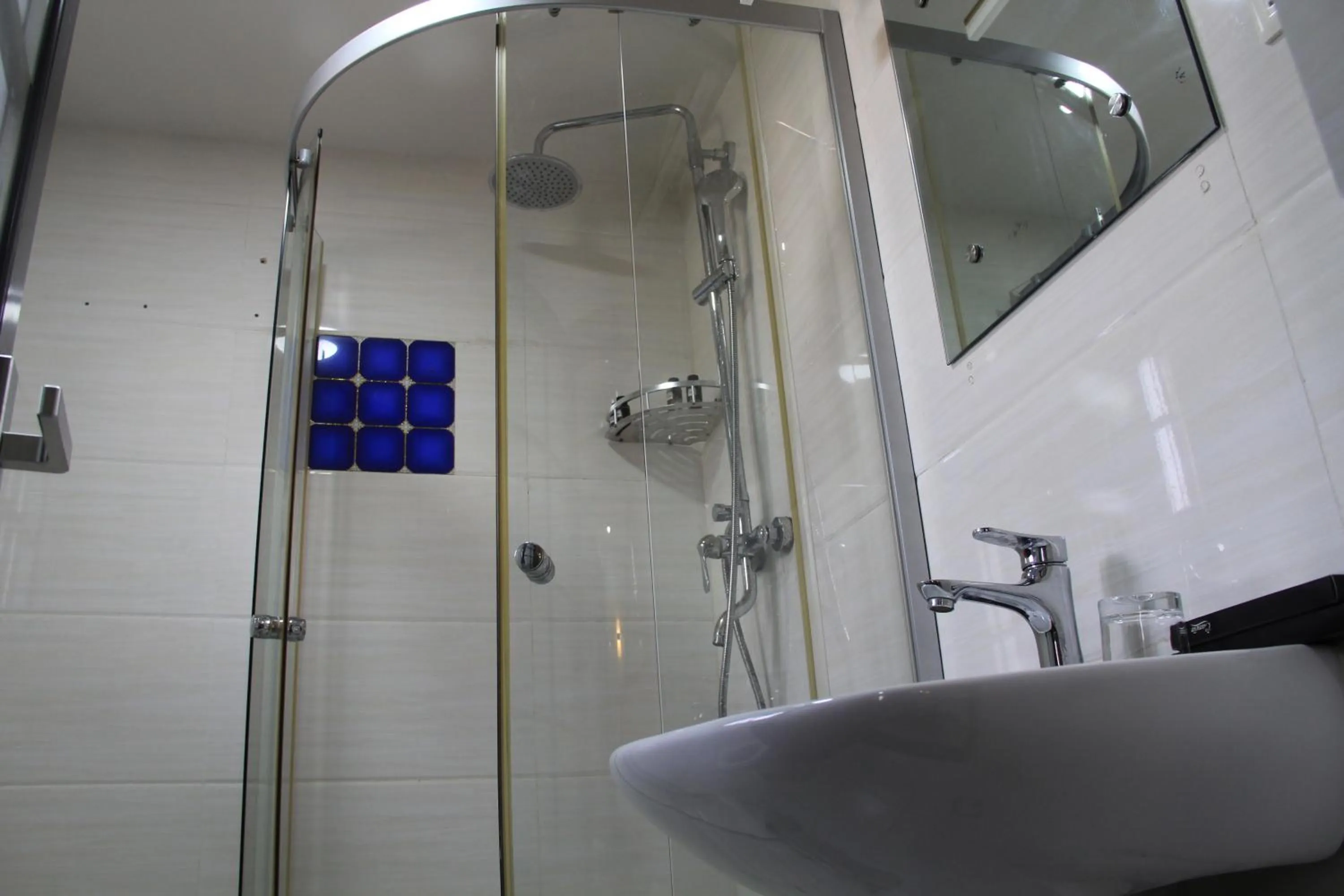 Shower in Canwin Hotel