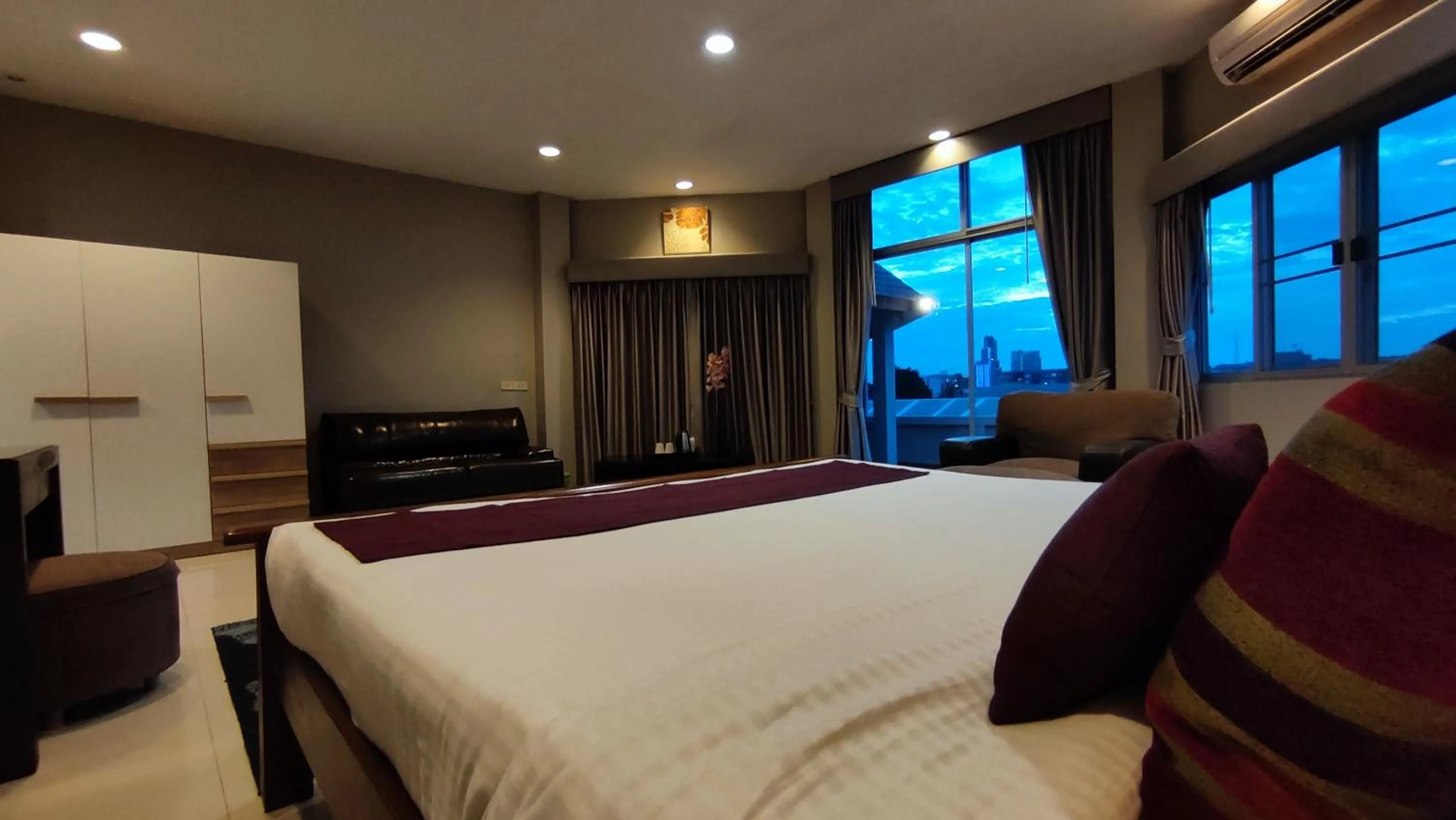 Bed in ShriGo Resort & Spa Pattaya