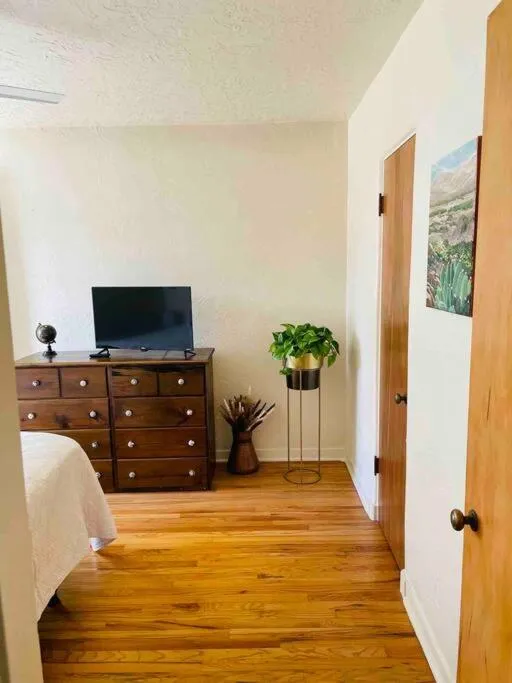 TV and multimedia, Bed in Vintage charm vacation home with modern comforts near Old Town