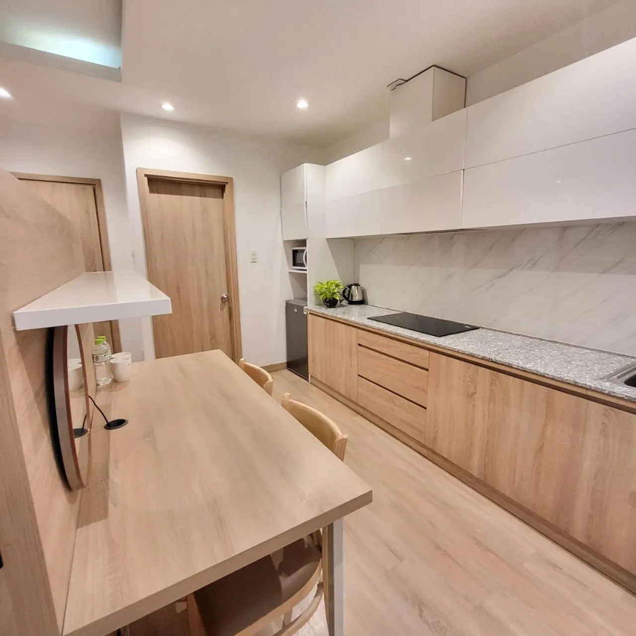 Kitchen or kitchenette in Simmi 4 Hotel & Apartment Near SECC