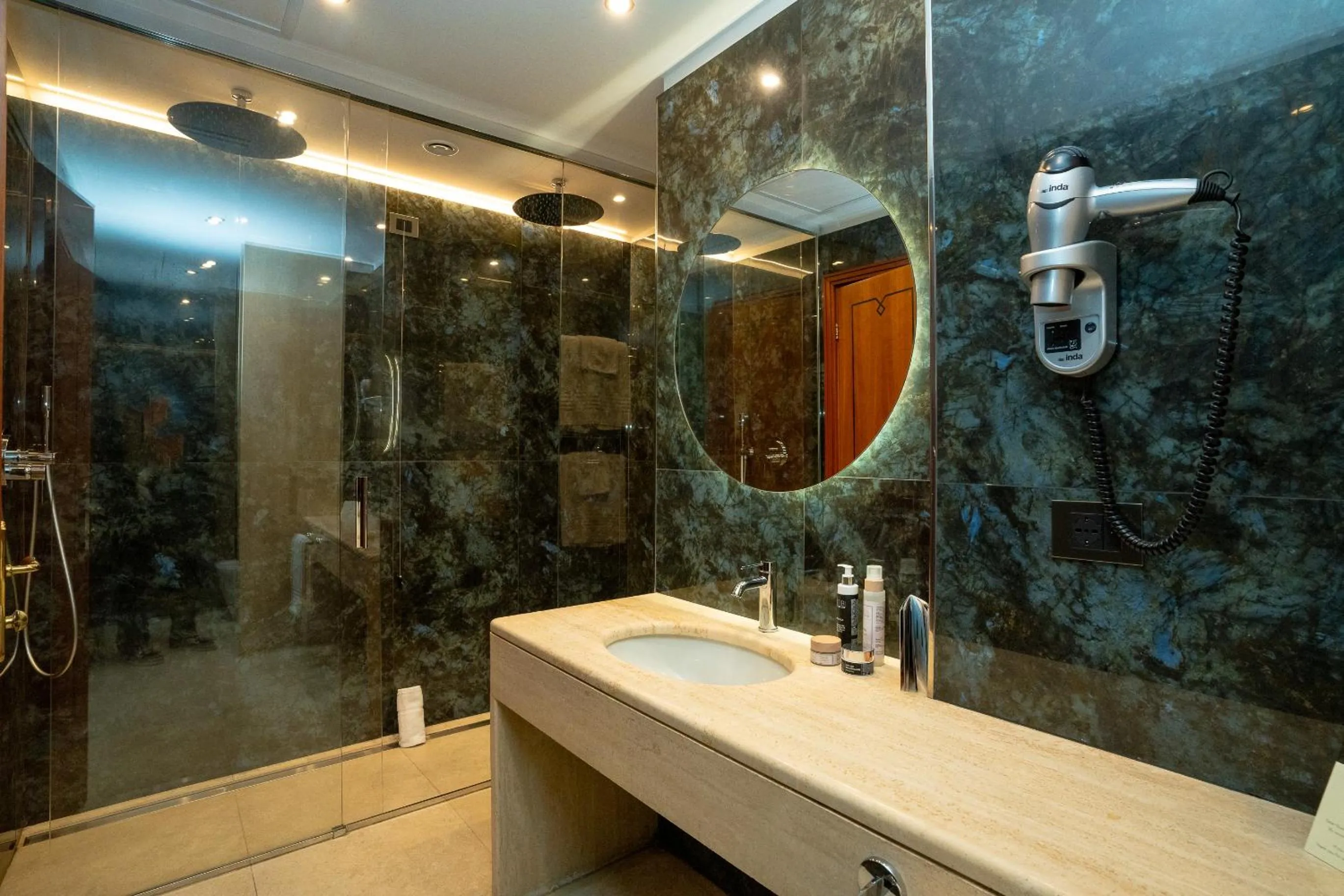 Shower in Grand Hotel Duca D'Este