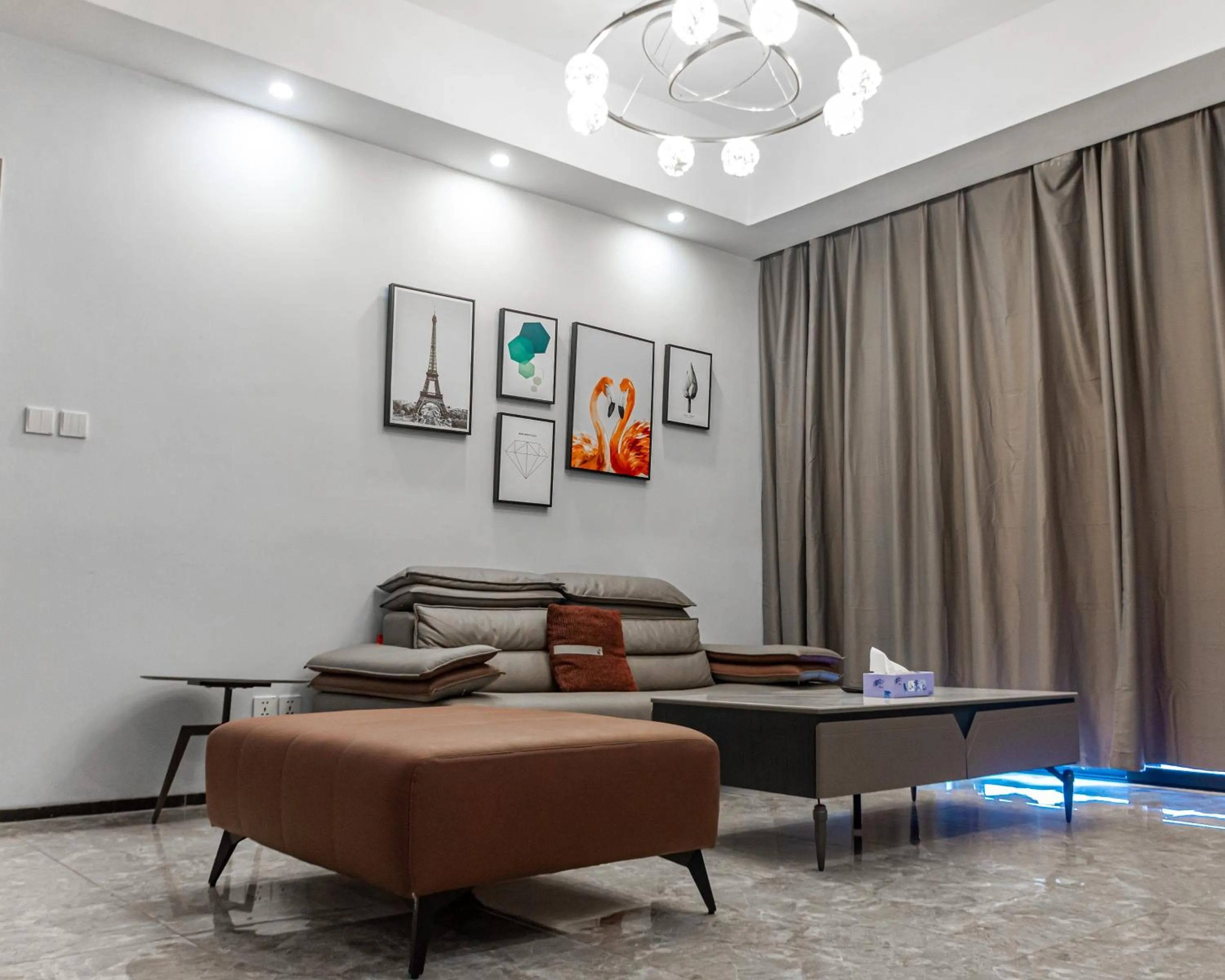 Living room in Elizabeth Golf Apartment by Link