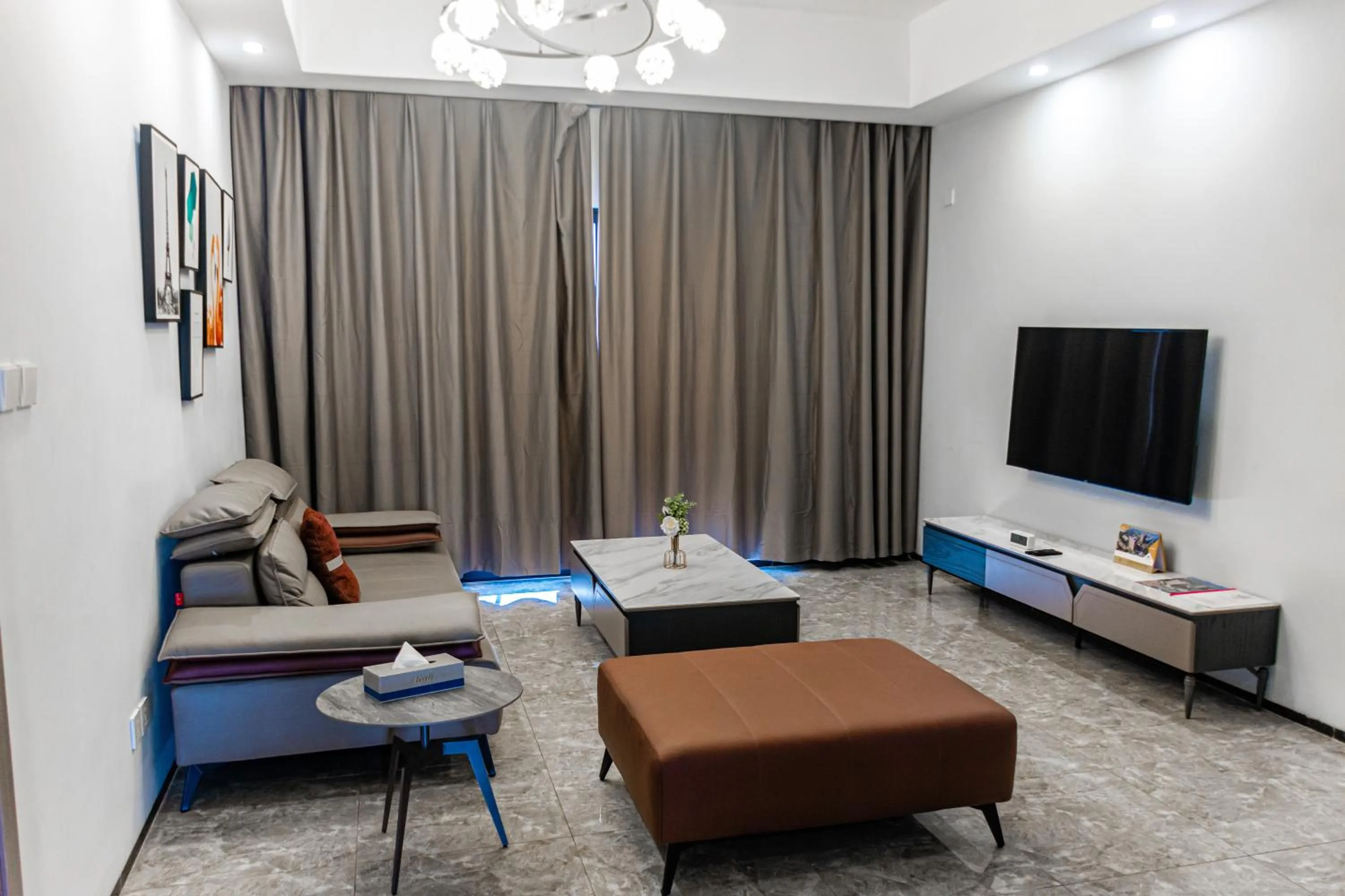 Living room in Elizabeth Golf Apartment by Link