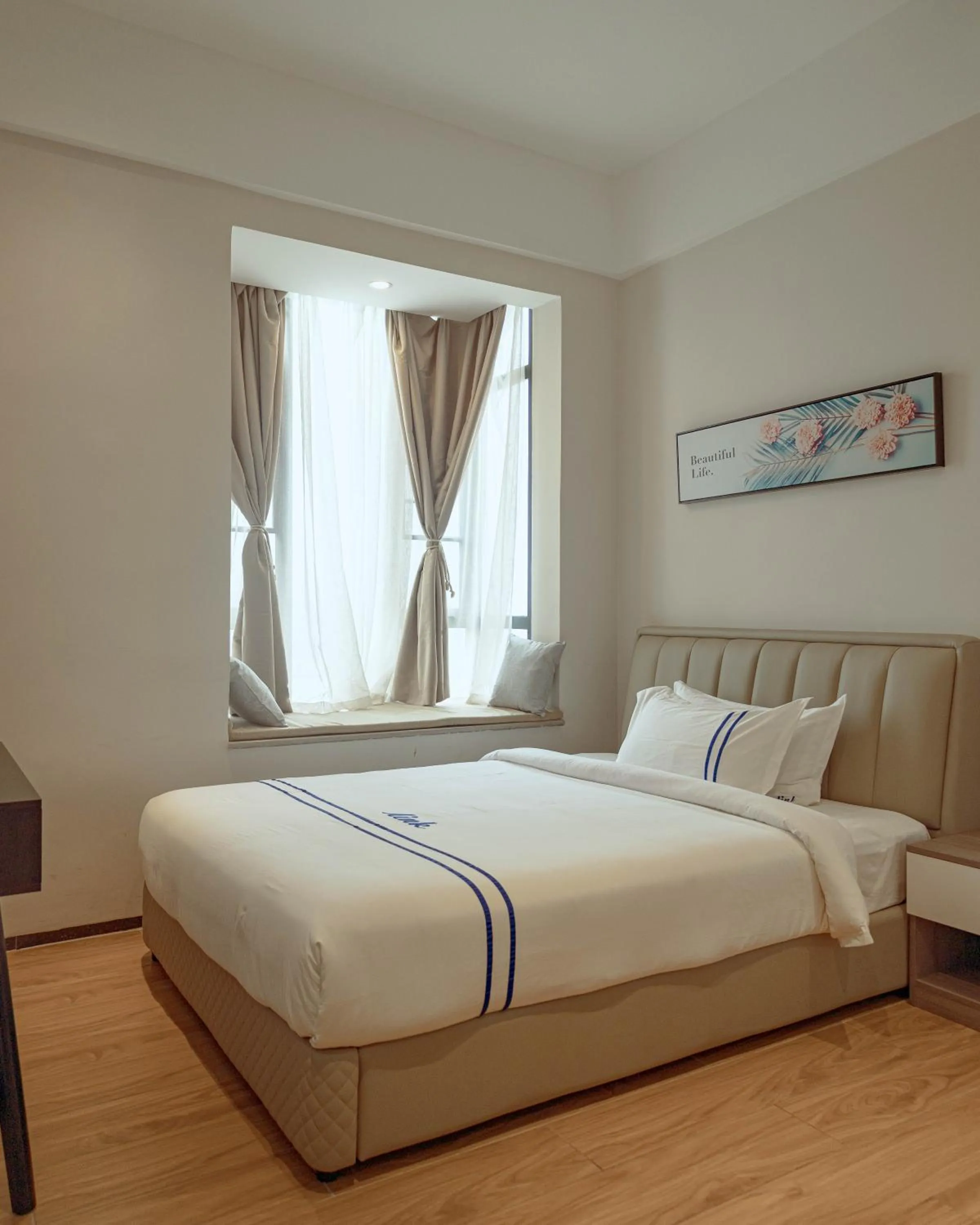 Bedroom, Bed in Elizabeth Golf Apartment by Link