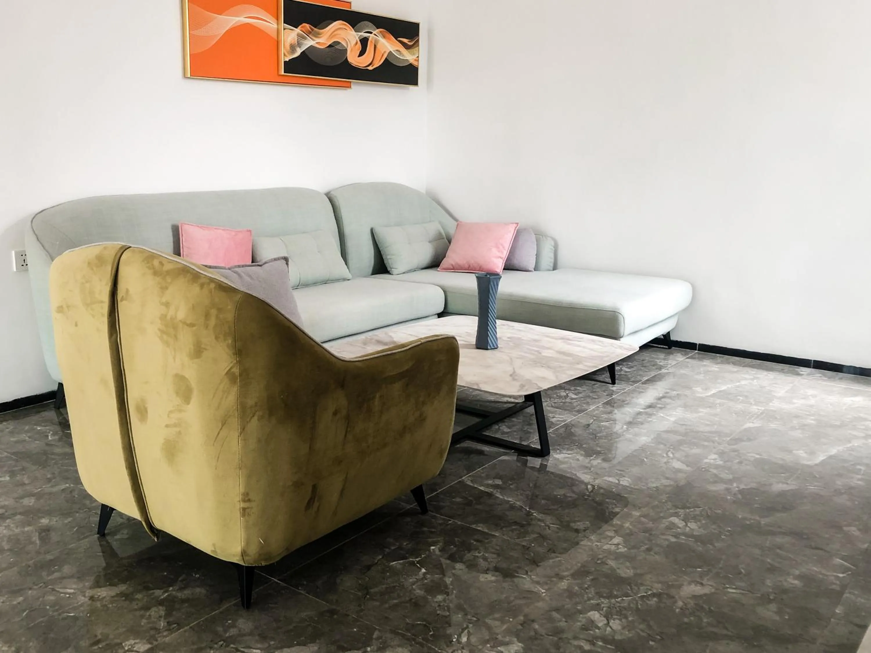 Living room in Elizabeth Golf Apartment by Link