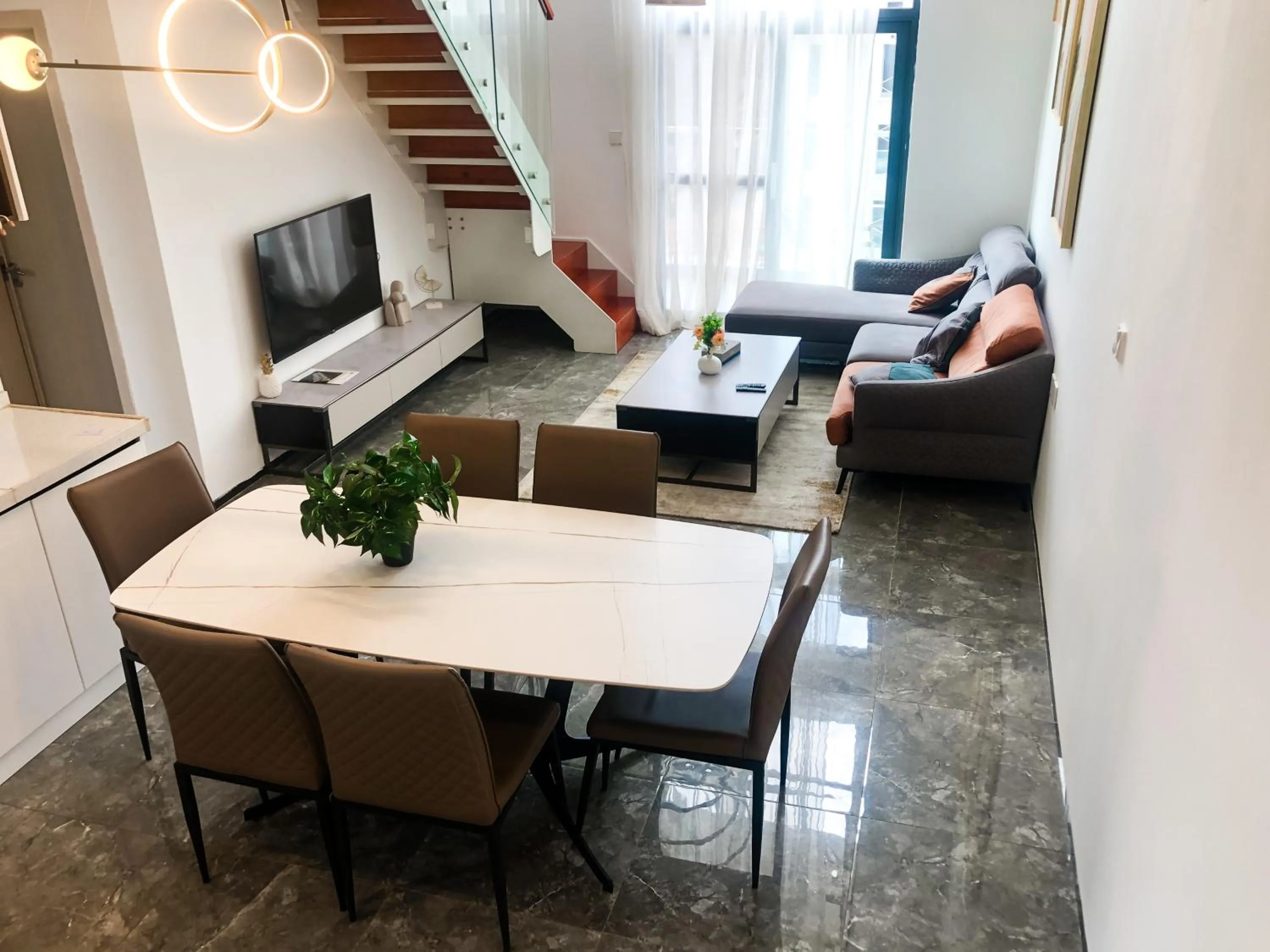 Living room in Elizabeth Golf Apartment by Link