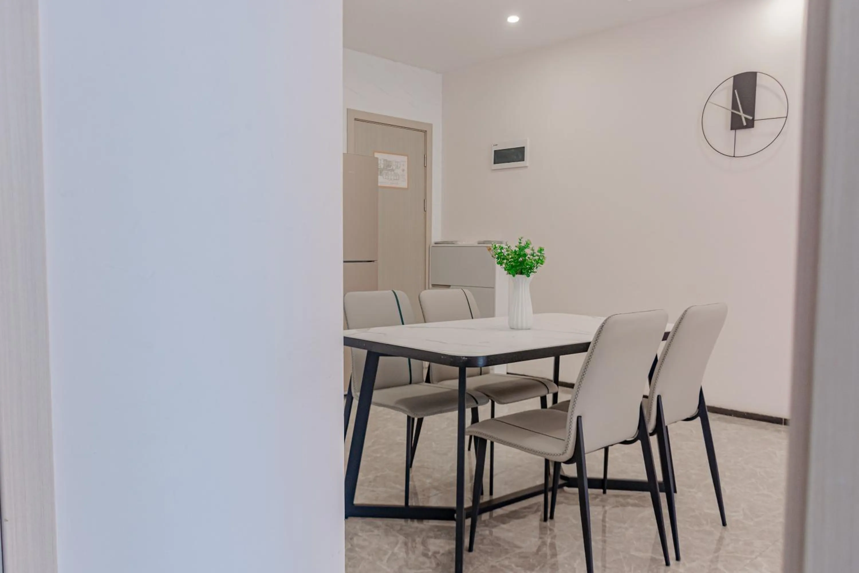 Dining area in Elizabeth Golf Apartment by Link