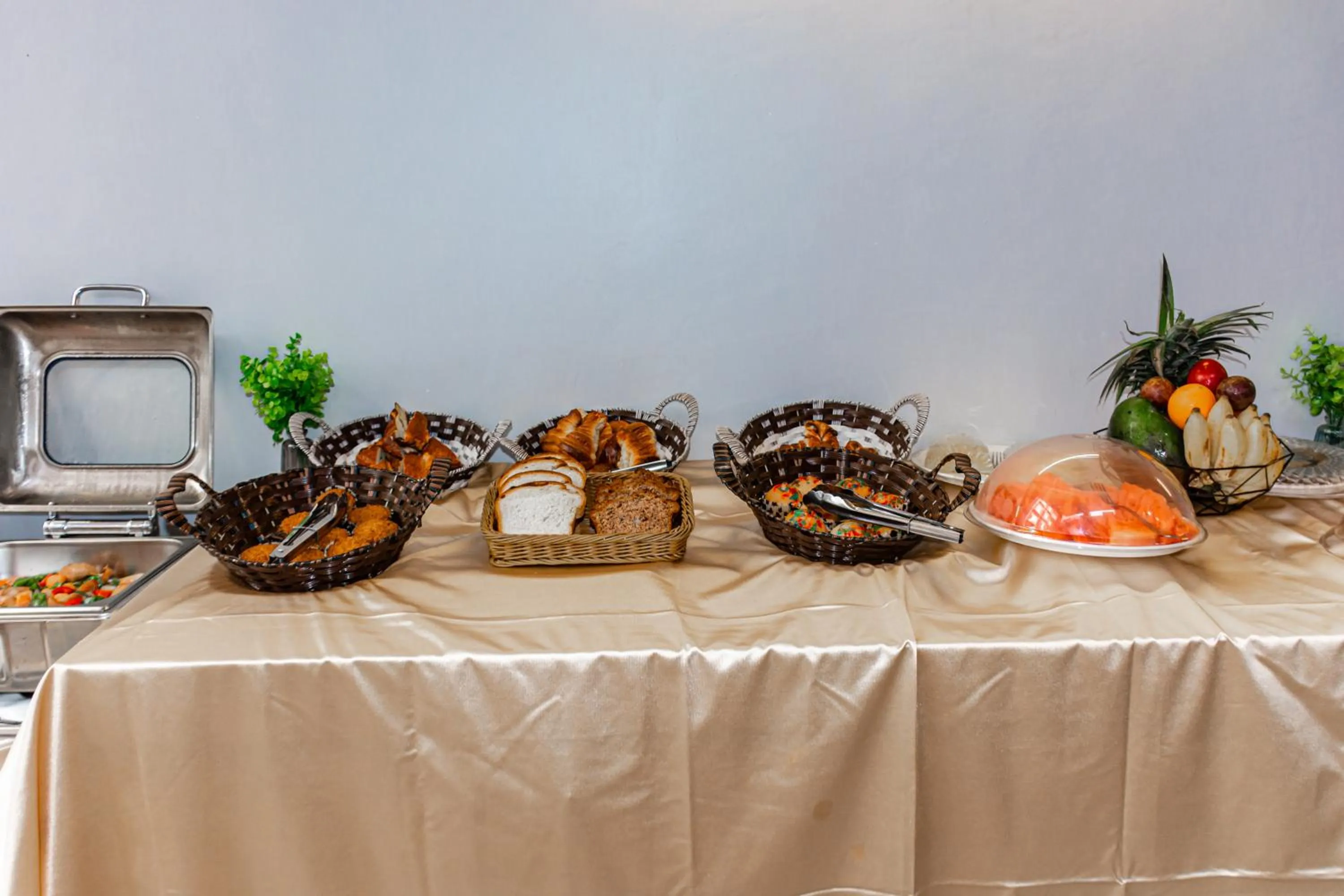 Breakfast in Elizabeth Golf Apartment by Link