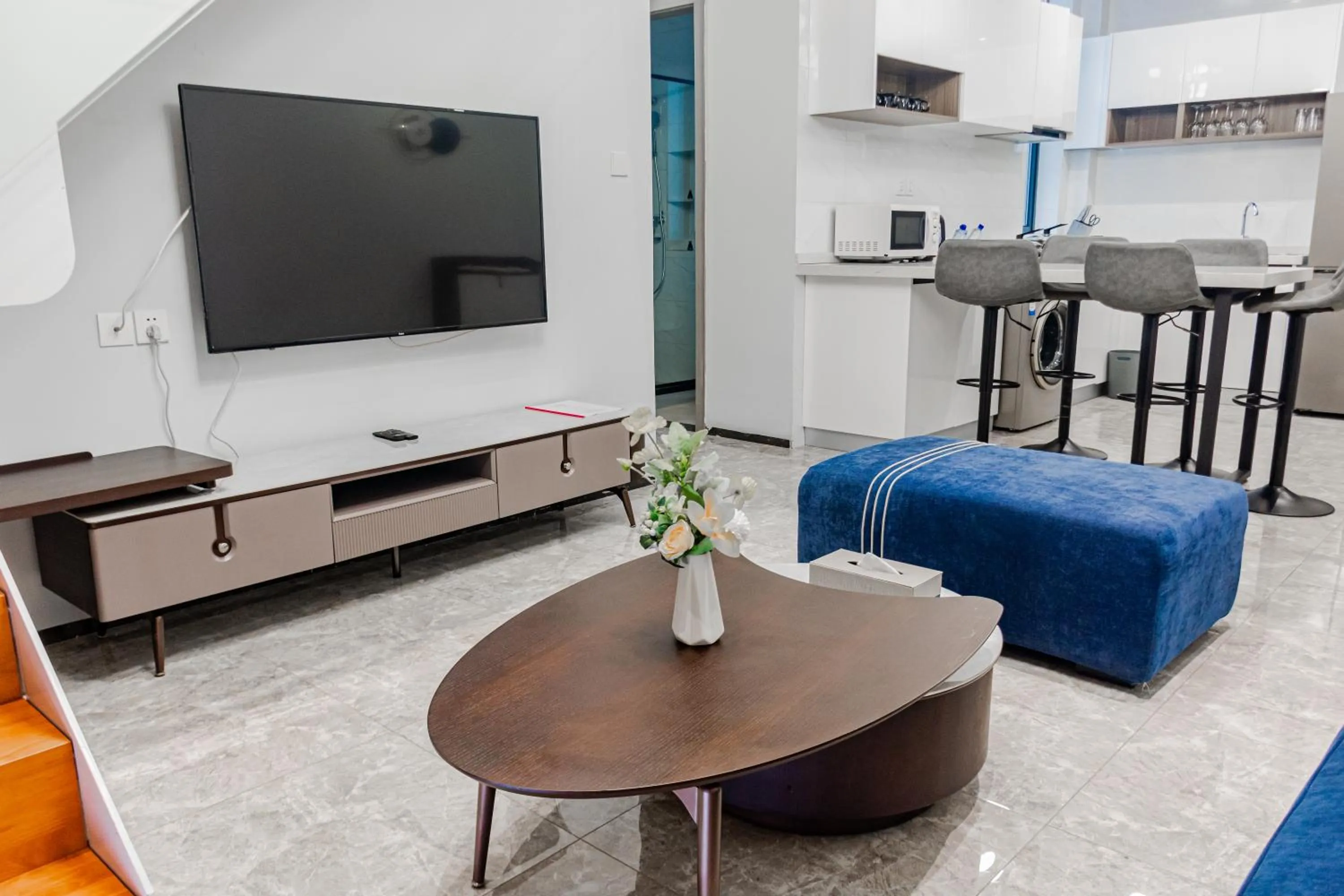 Living room in Elizabeth Golf Apartment by Link