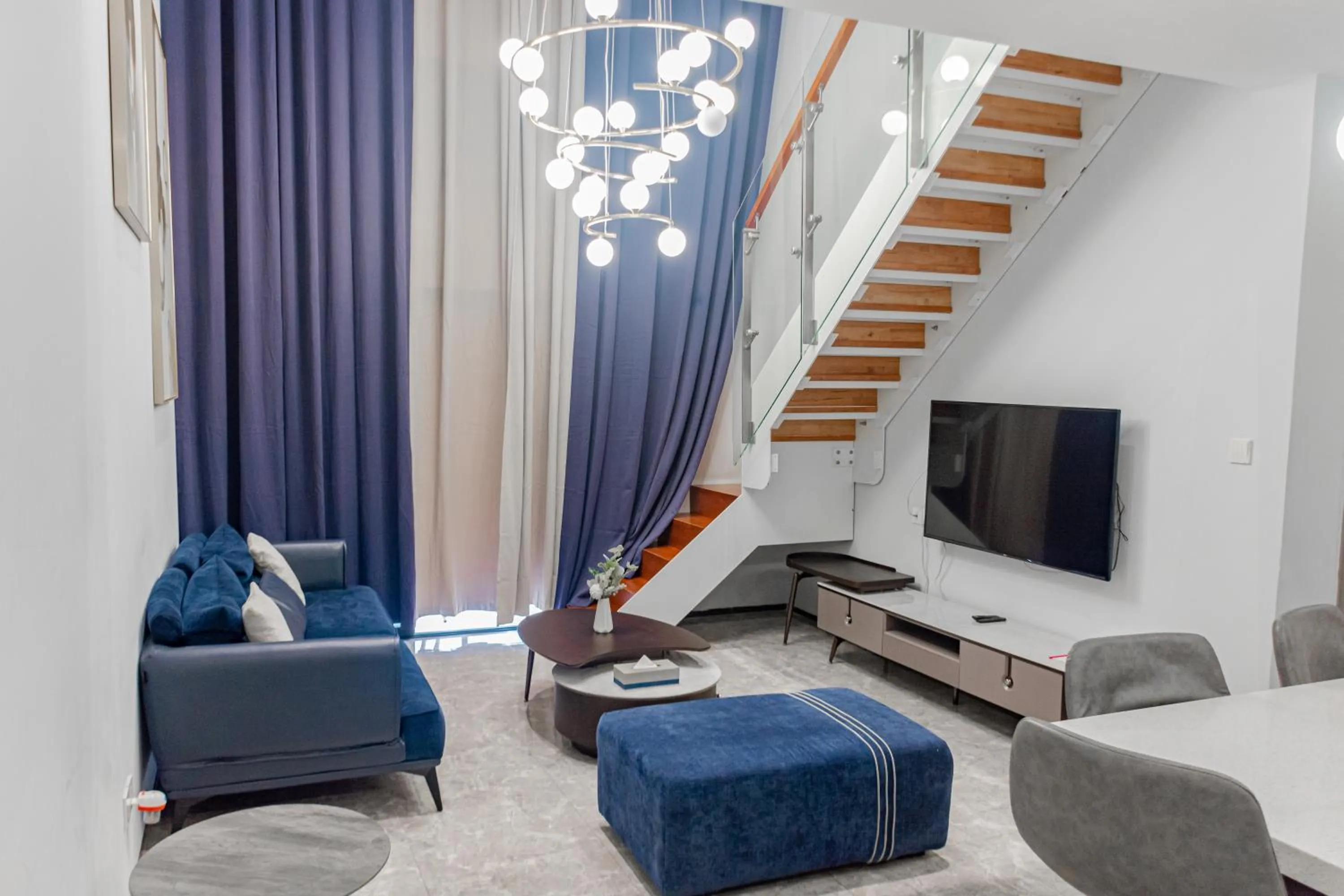 Living room in Elizabeth Golf Apartment by Link