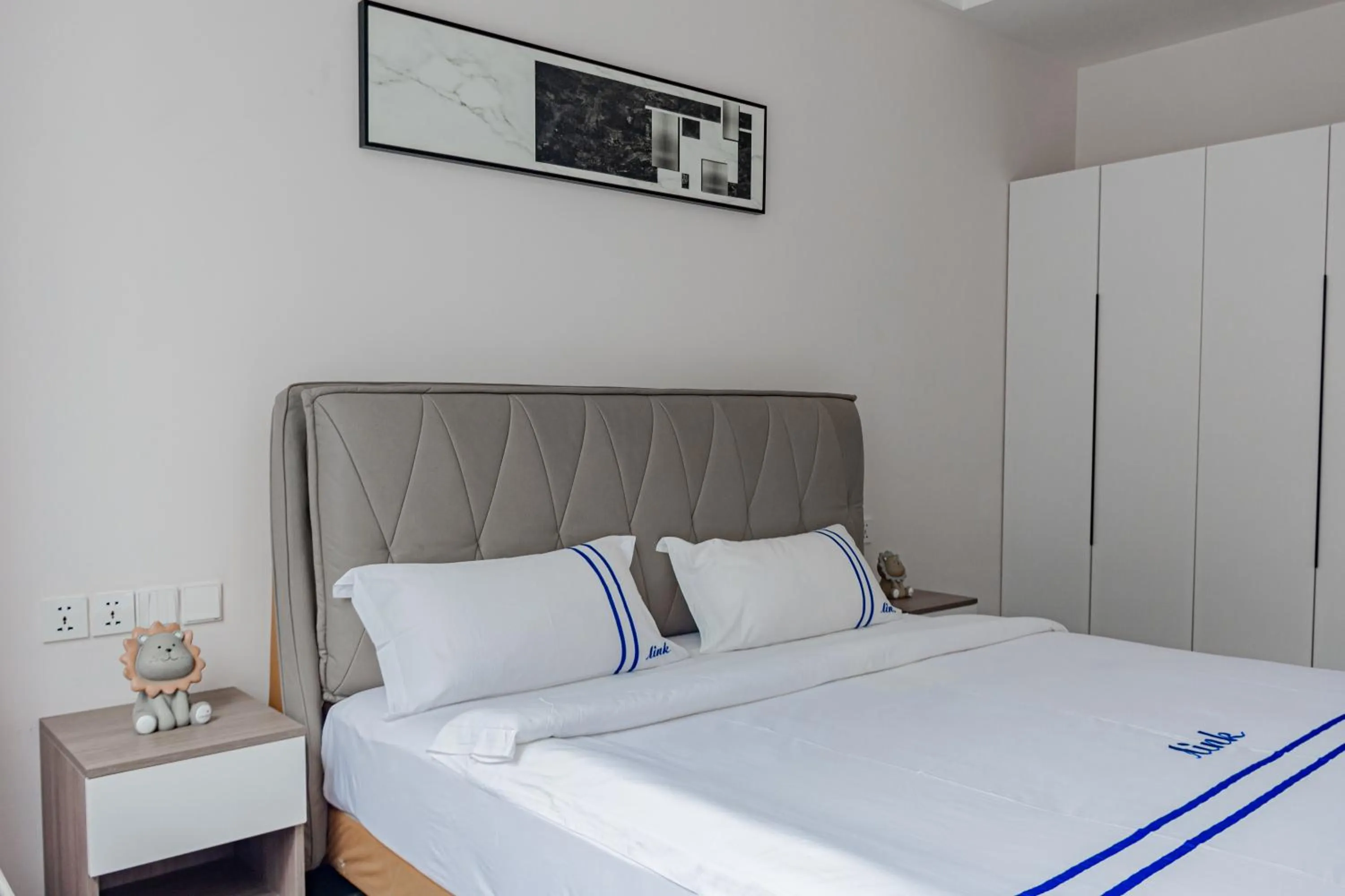 Bedroom, Bed in Elizabeth Golf Apartment by Link