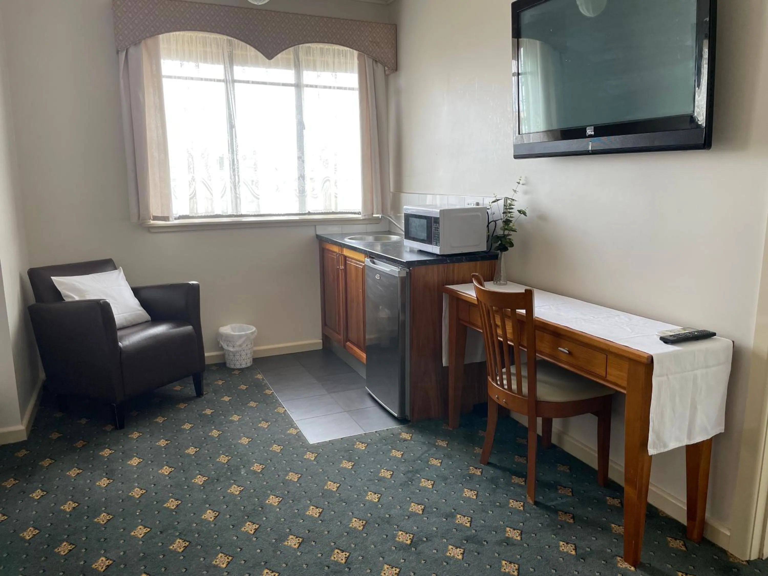 503 On Princes Drive Motel