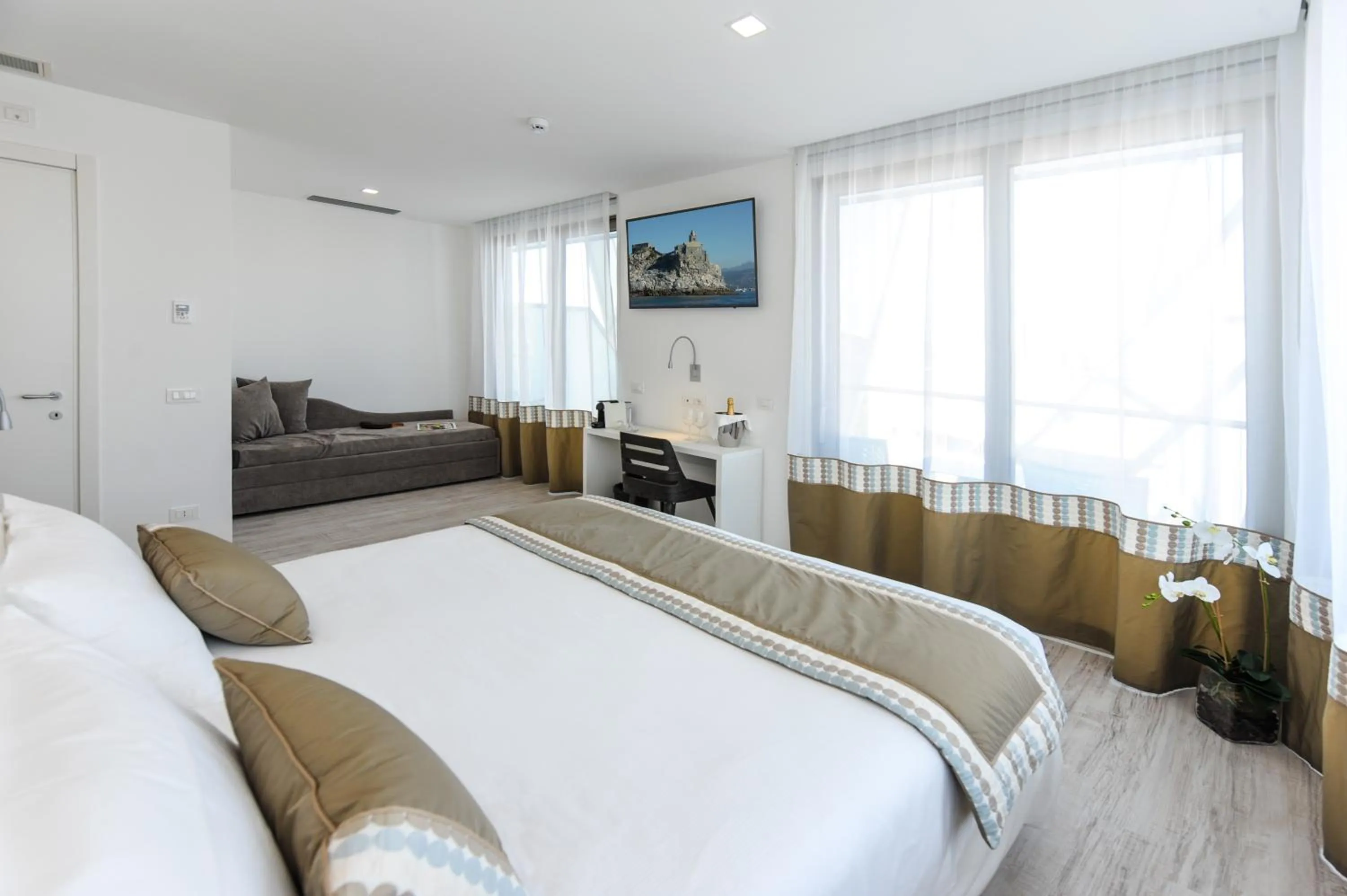 Photo of the whole room, Bed in Bellini Relais