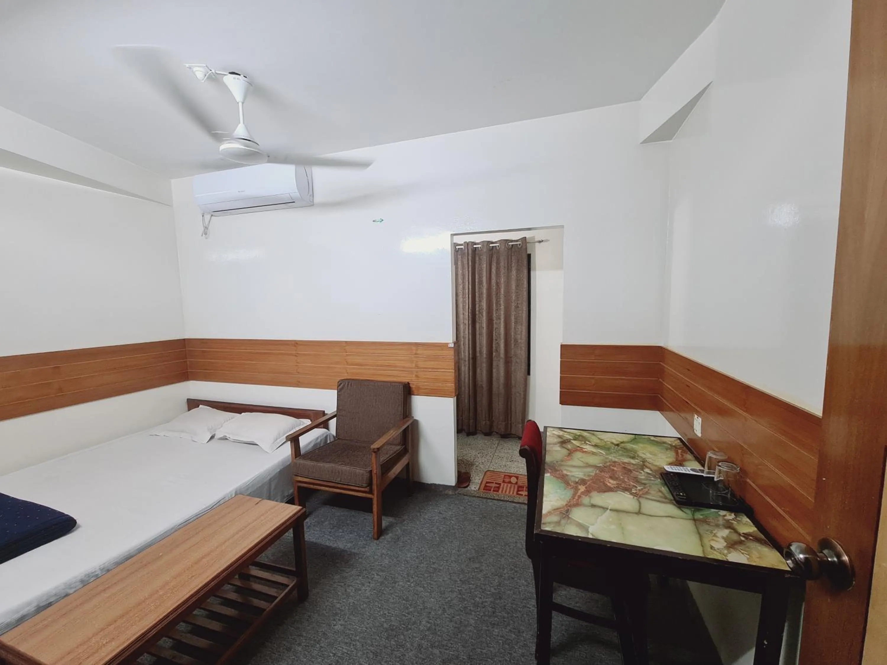 TV and multimedia, Bed in Hotel Shahin residential